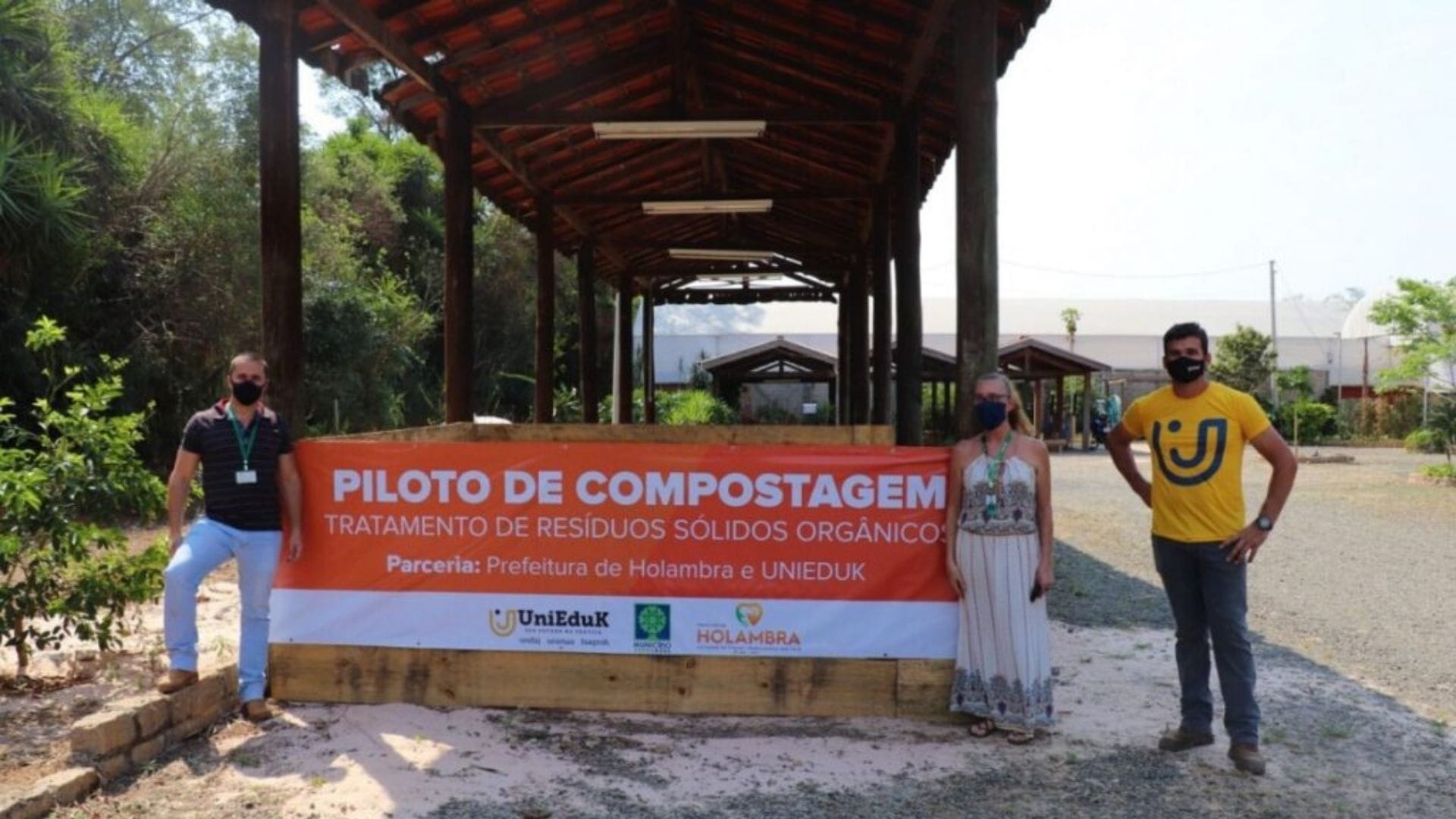 A imagem traz os envolvidos no projeto piloto de implantação de composteiras em escolas municipais.