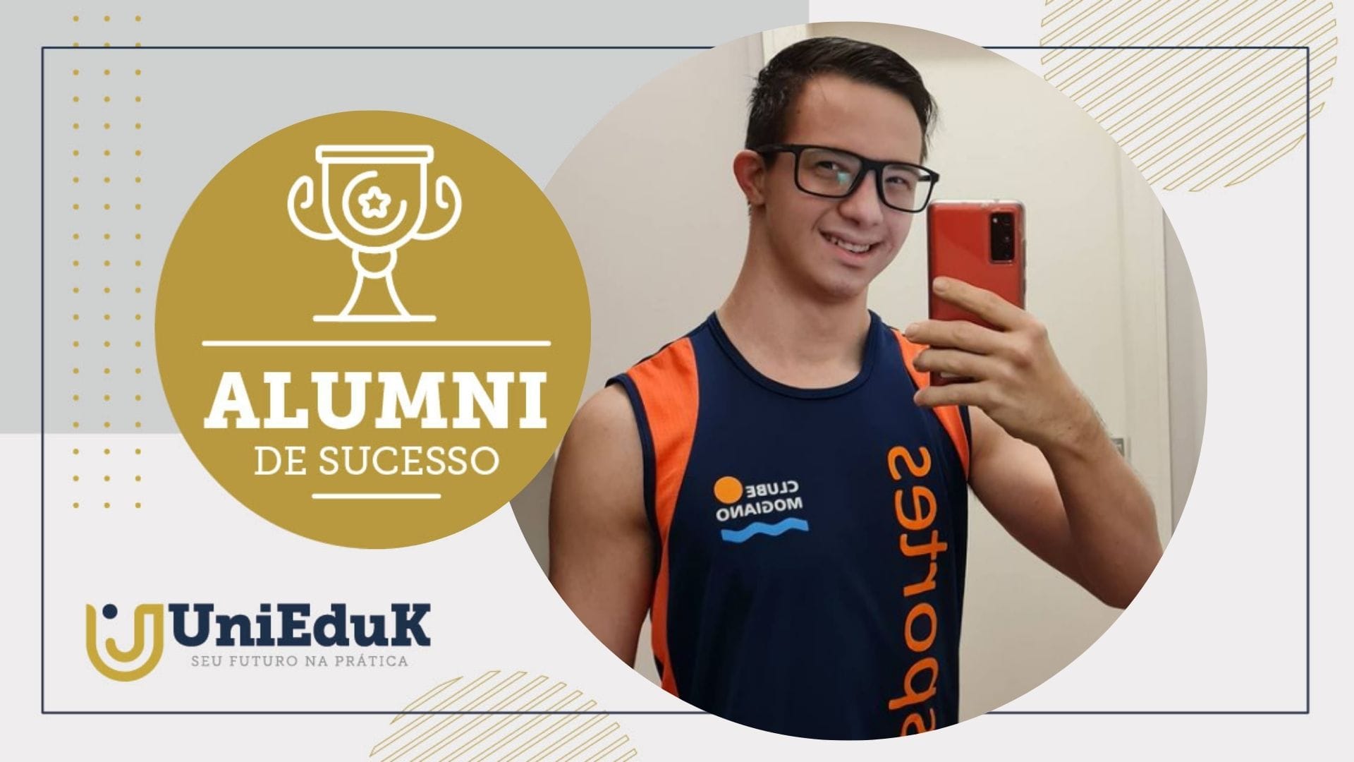 Imagem traz uma foto do alumni Marcelo Christofoletti Meneghini, funcionário do Clube Mogiano, e a moldura do Grupo UniEduK.