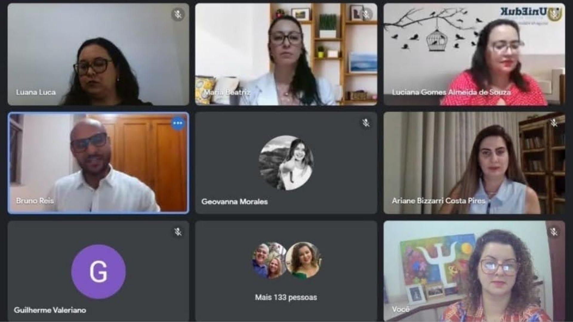 A imagem mostra a sala virtual, com docentes, convidado e alunos durante a Aula Integrada de Psicologia.