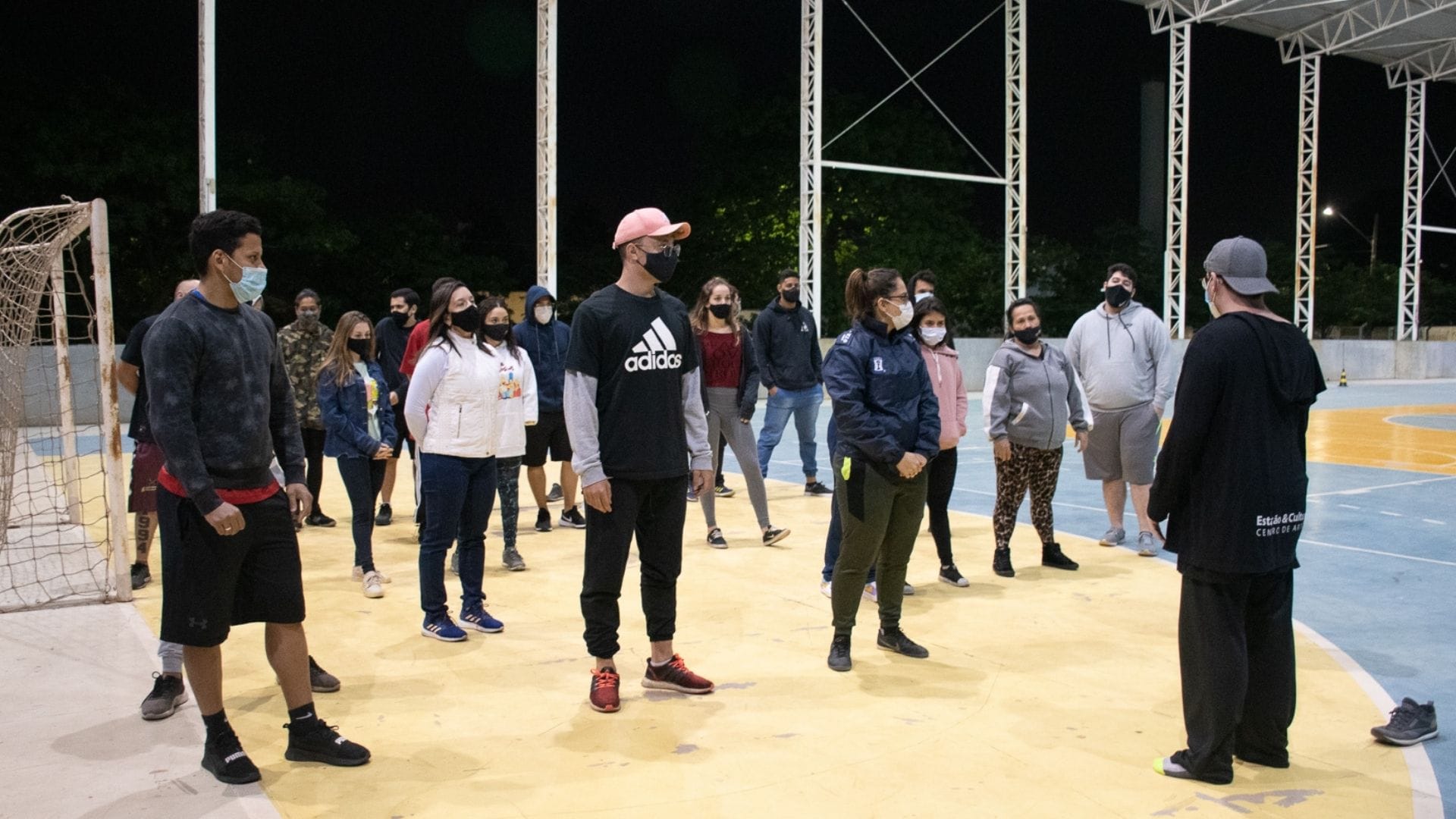 A imagem mostra os alunos de Educação Física durante a aula de composição coreográfica na quadra da UniMAX.
