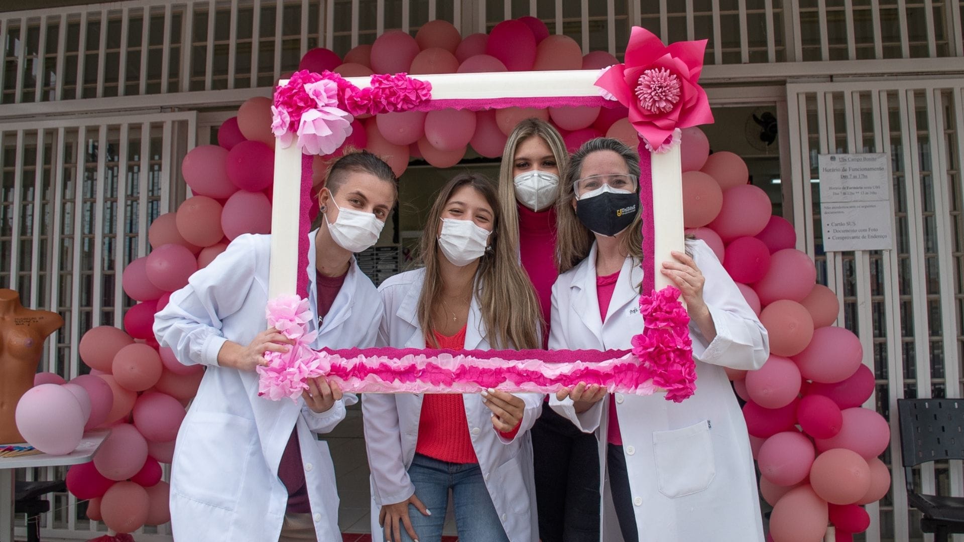 A imagem mostra os alunos do Grupo UniEduK em ação na campanha Outubro Rosa nos postos de saúde.