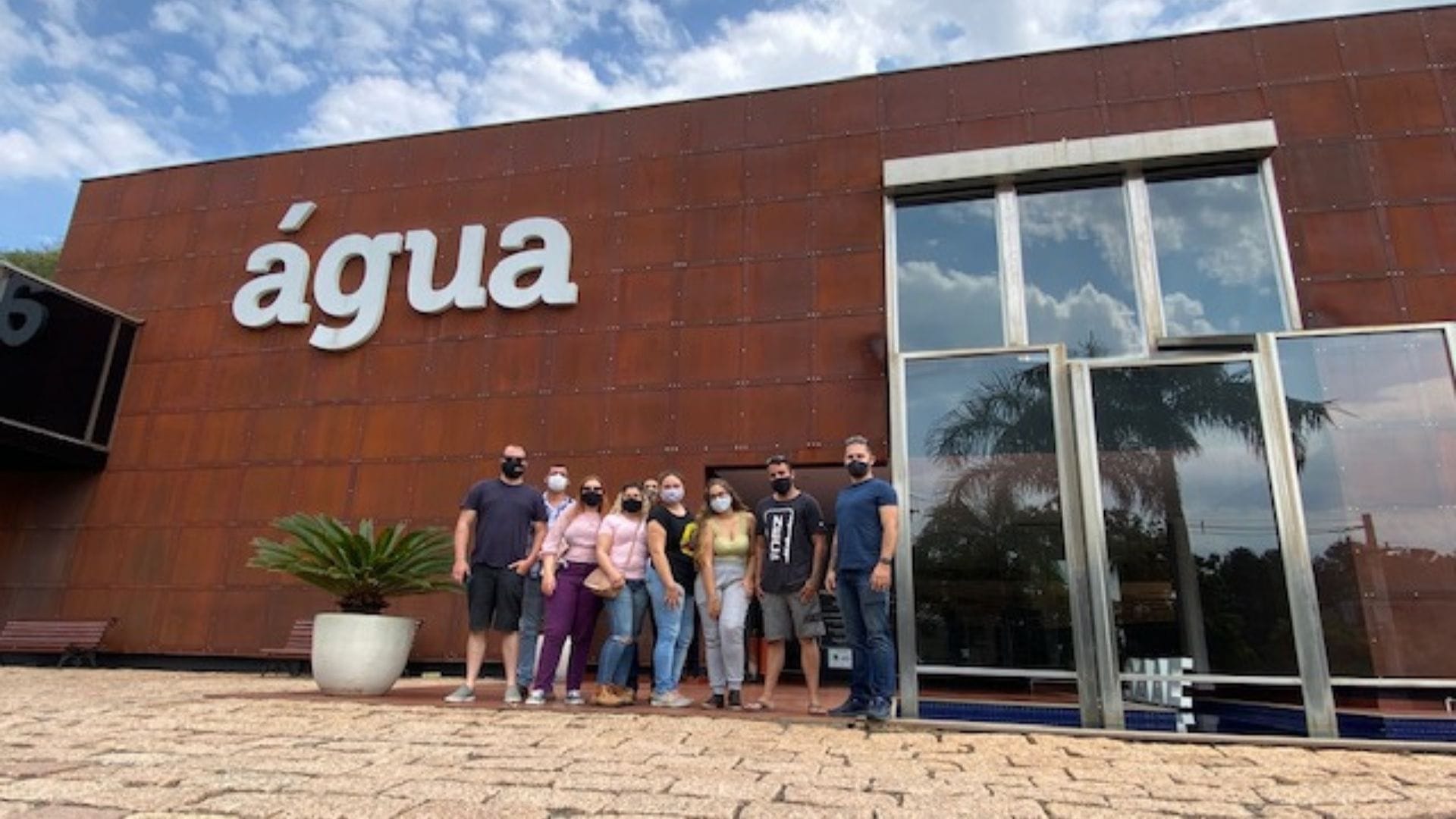 A imagem traz os alunos em frente à fachada do Museu da Água em Indaiatuba.