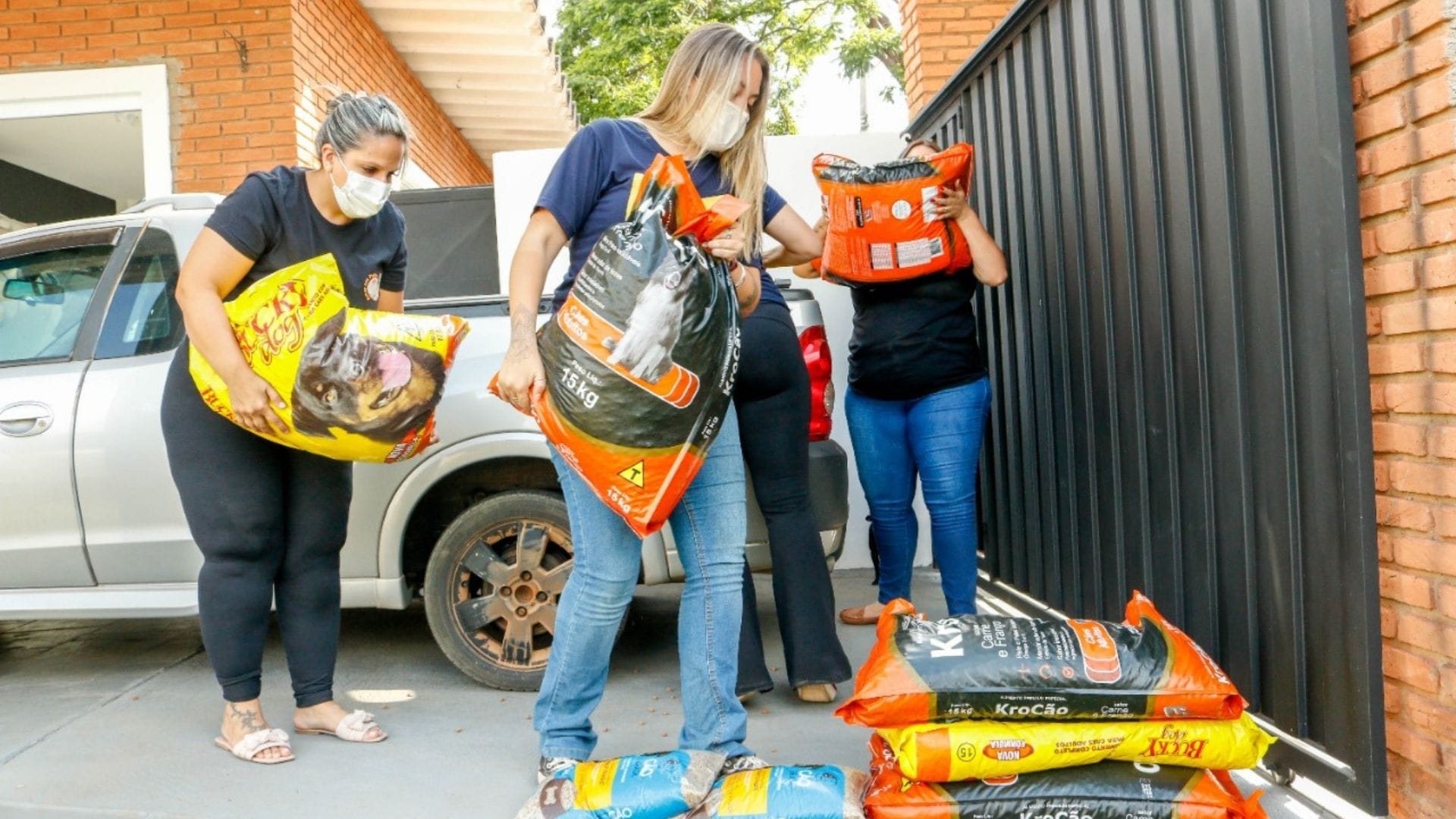 A imagem mostra a entrega das rações arrecadadas na Olimpíada Veterinária do Grupo UniEduK à ONG Amor em Patas.