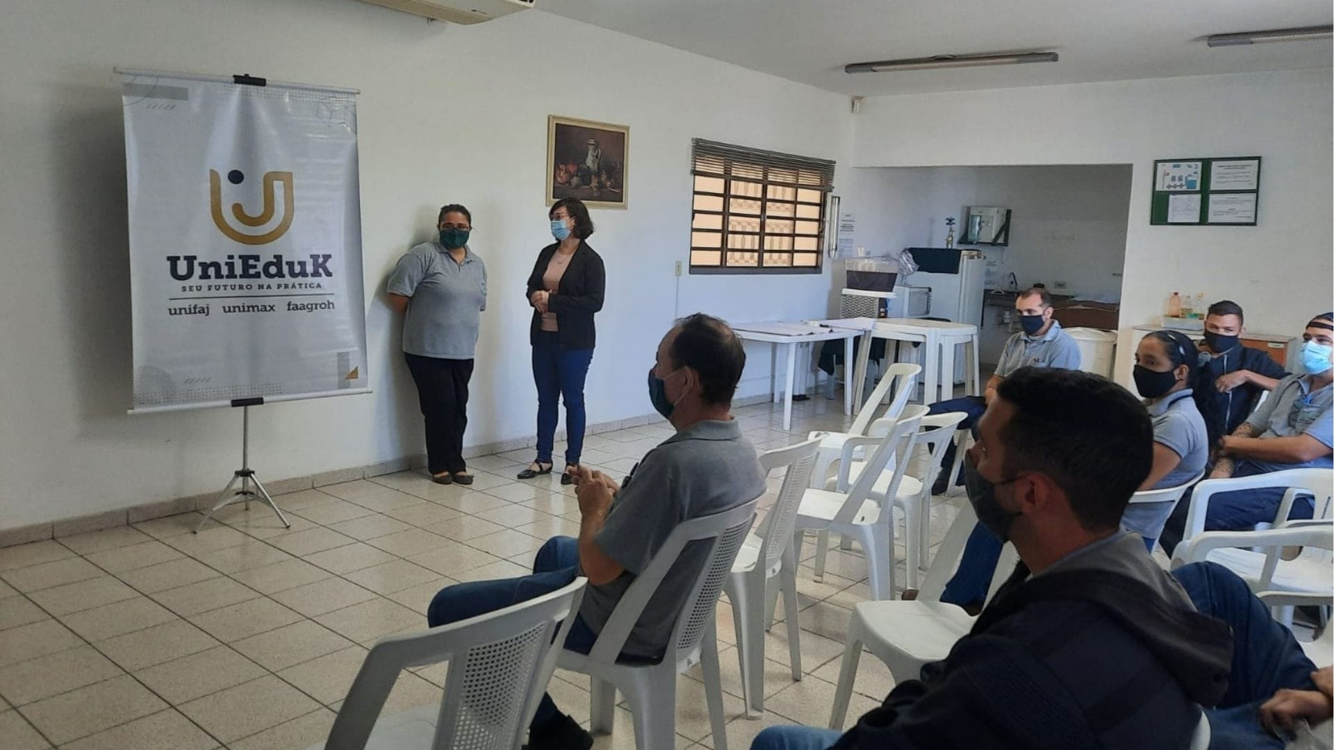 A imagem mostra a professora Carla Borges à frente da sala com os funcionários da empresa de usinagem Ribfer durante a palestra.