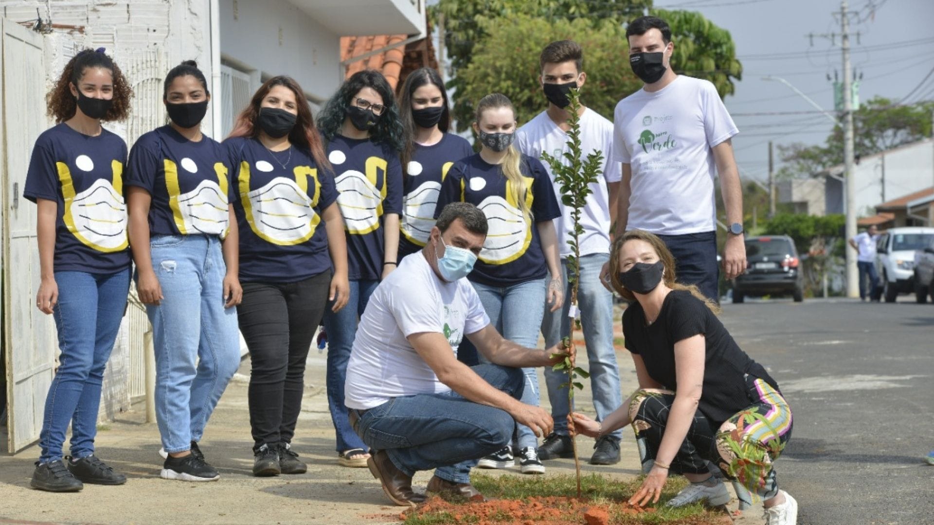 A imagem mostra o funcionamento do projeto Bairro Verde, com o plantio de árvores na calçada já realizadas em outro bairro.