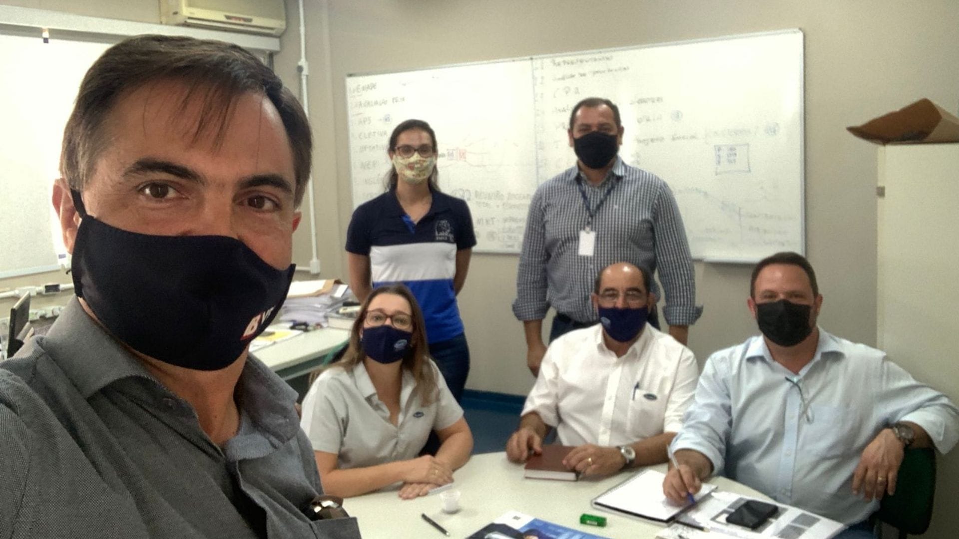 A imagem mostra o gestor do curso de Medicina Veterinária em reunião com representantes da empresa Guabi Nutrição e Saúde Animal.