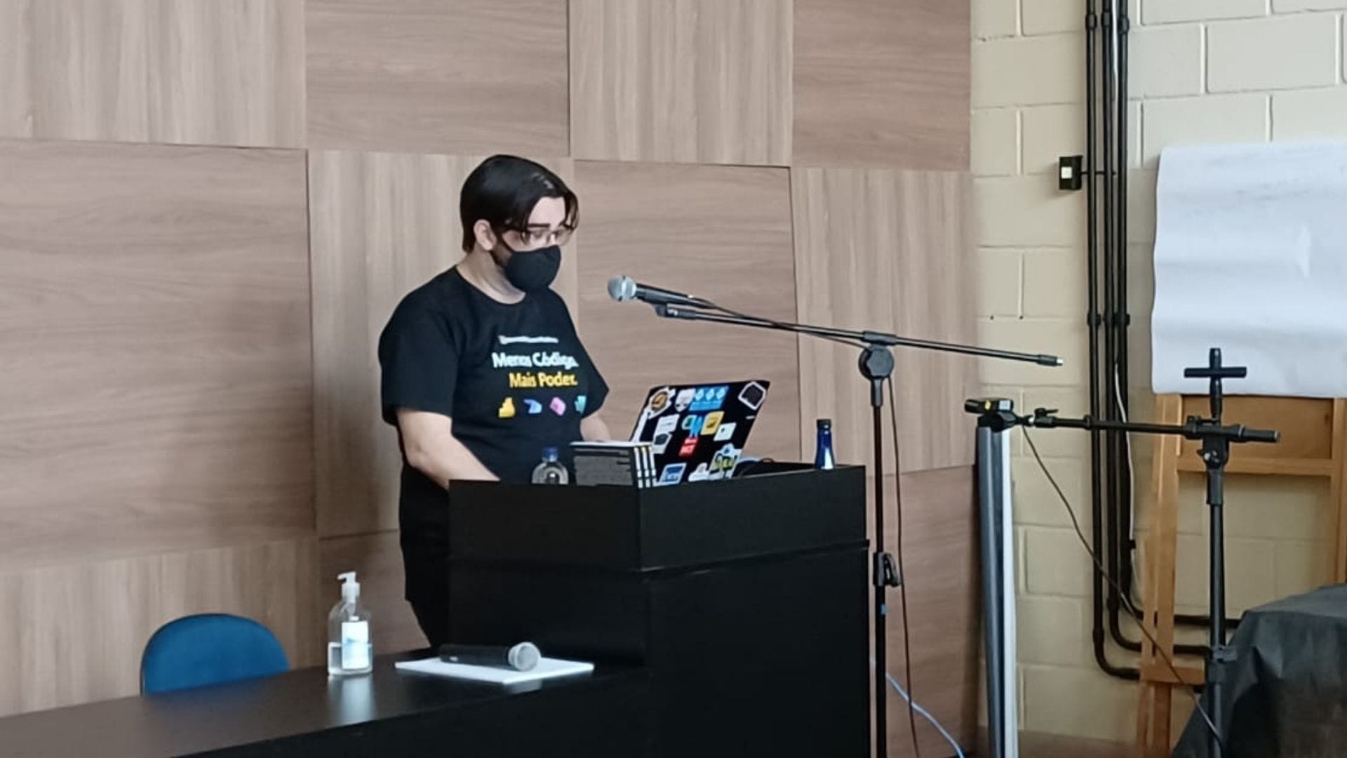 A imagem mostra o palestrante Luis Gustavo N. Serra ministrando a palestra sobre o Power BI.