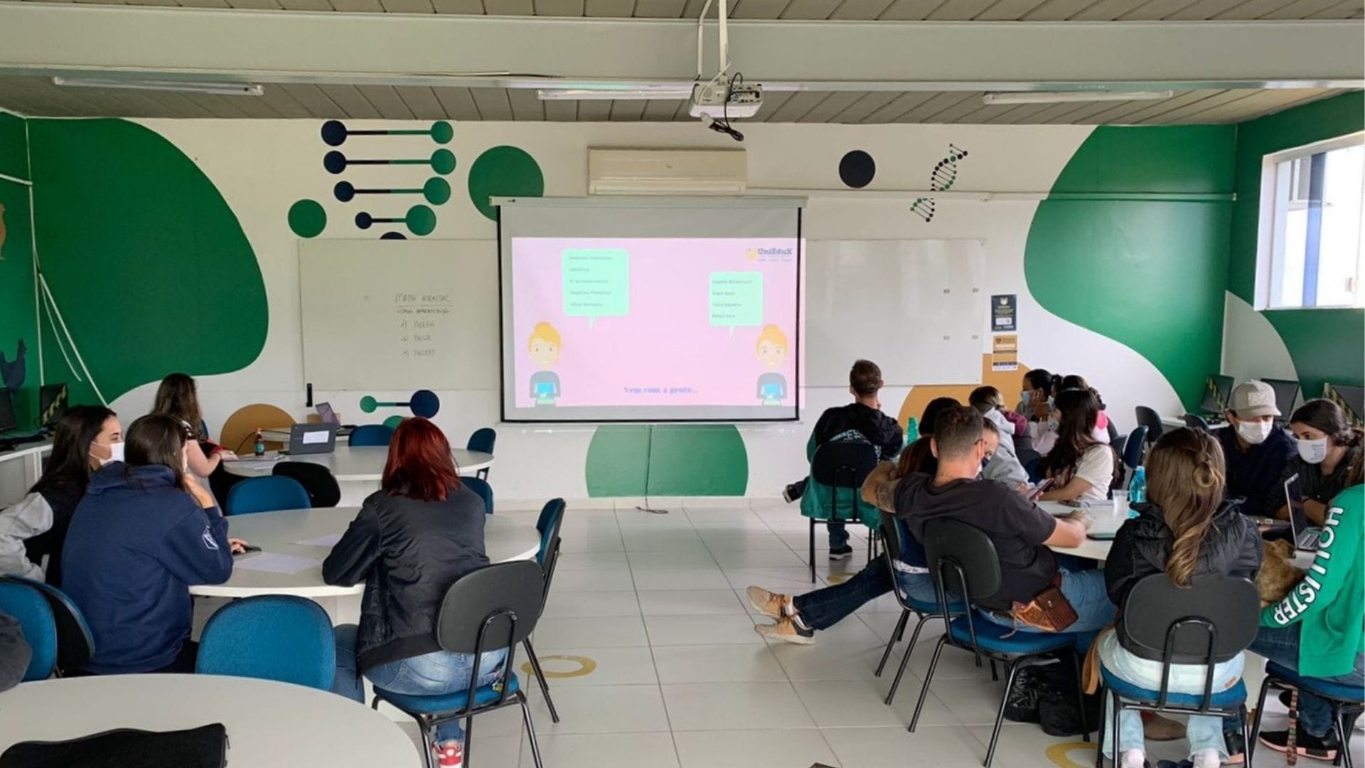 A imagem mostra os alunos de Medicina Veterinária sentados na sala onde apresentaram os seminários sobre Programas de Saúde Animal.