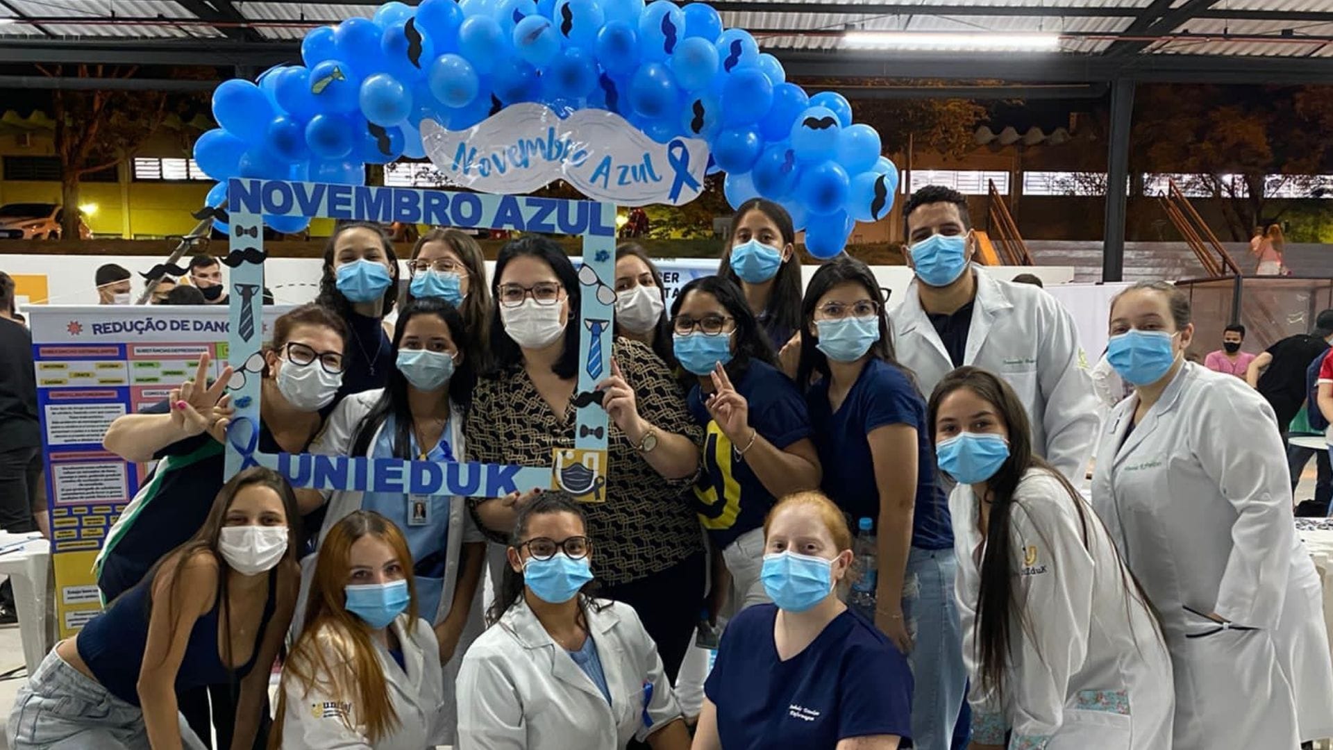 A imagem mostra os alunos do Grupo UniEduK em ação para a campanha Novembro Azul.