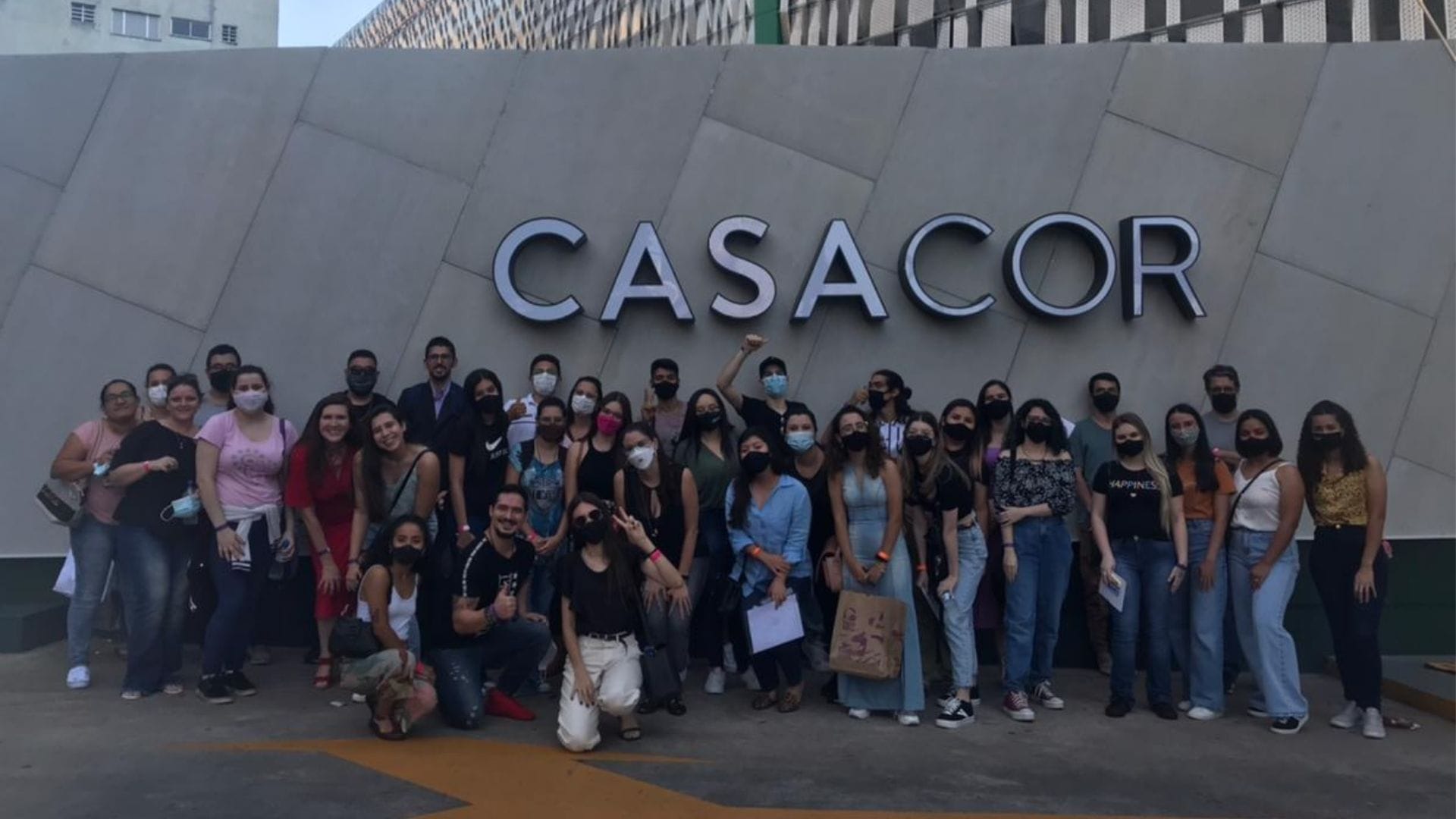 A imagem mostra os alunos do Grupo UniEduk em frente à mostra de Arquitetura CASACOR.