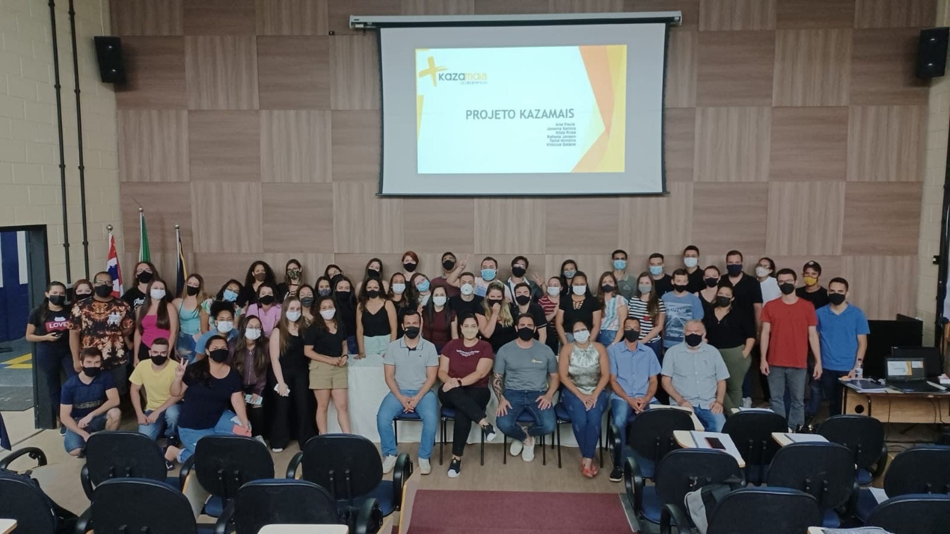 A imagem mostra os alunos do curso de Administração no auditório da UniFAJ durante o evento de apresentação dos trabalhos sobre Inovação no Varejo.