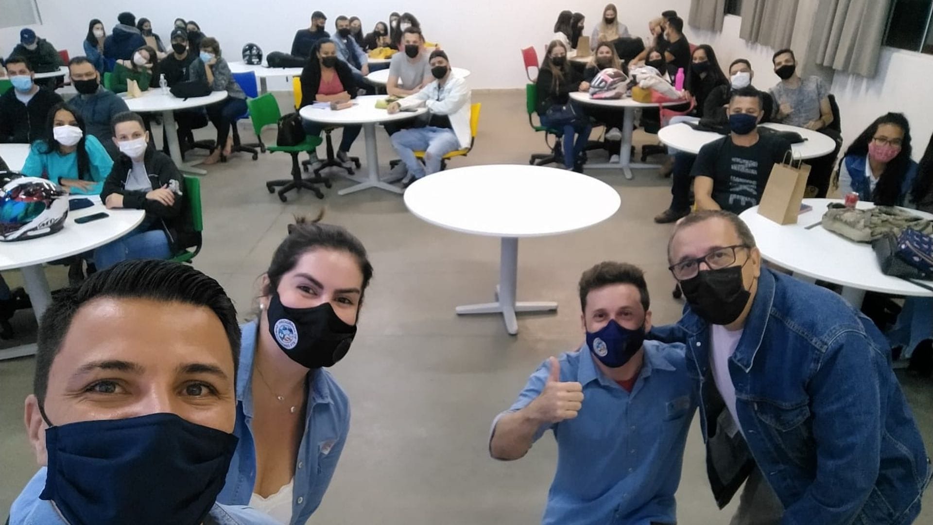 A imagem mostra os representantes da Fundação Toyota do Brasil junto aos alunos que assistiram a palestra.