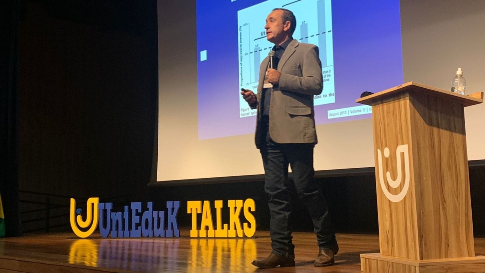 A imagem mostra um dos palestrantes durante sua fala no UniEduK Talks.