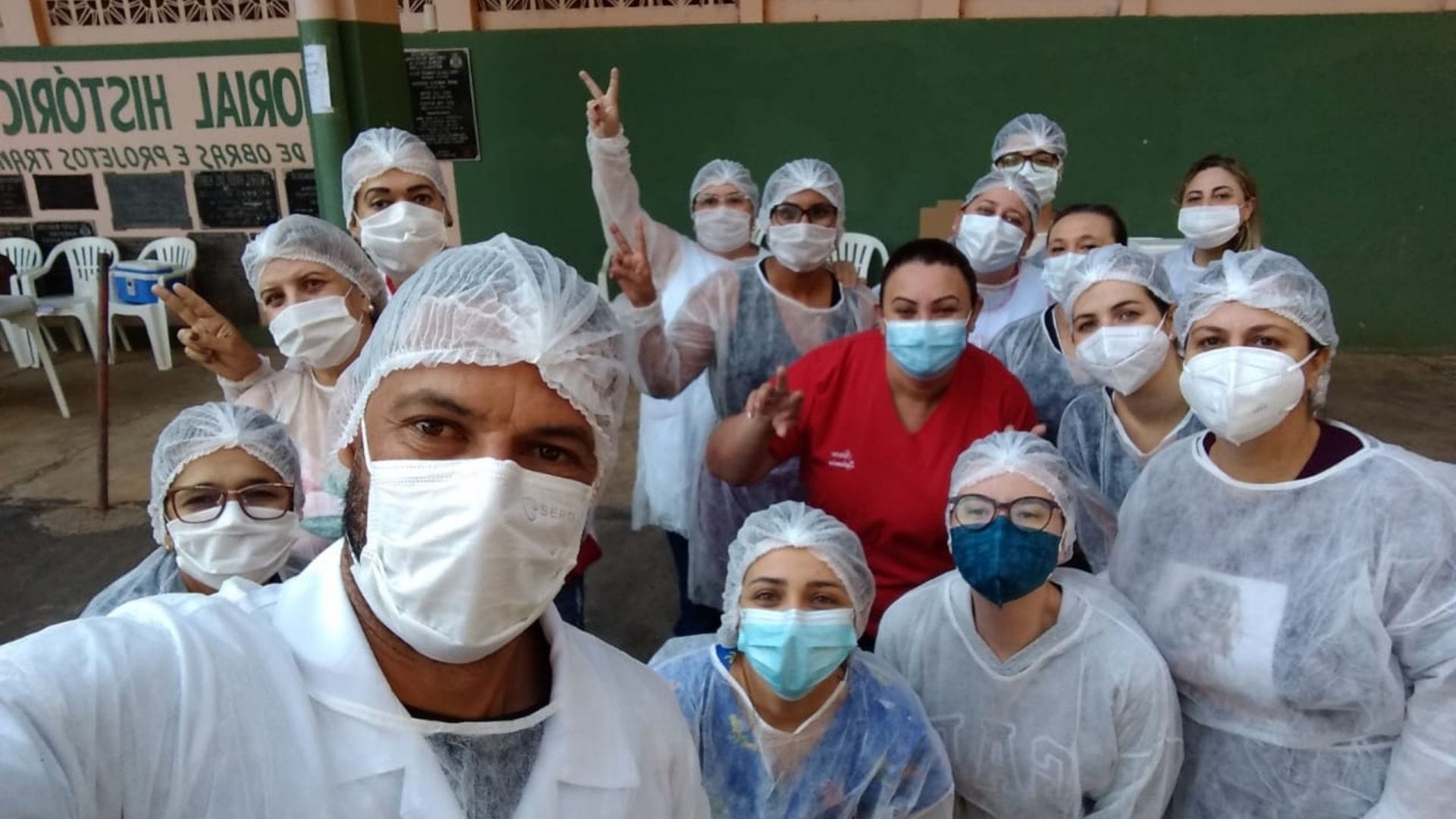 A imagem mostra uma das equipes que trabalhou na ação de imunização contra Covid-19 na cidade de Pedreira.