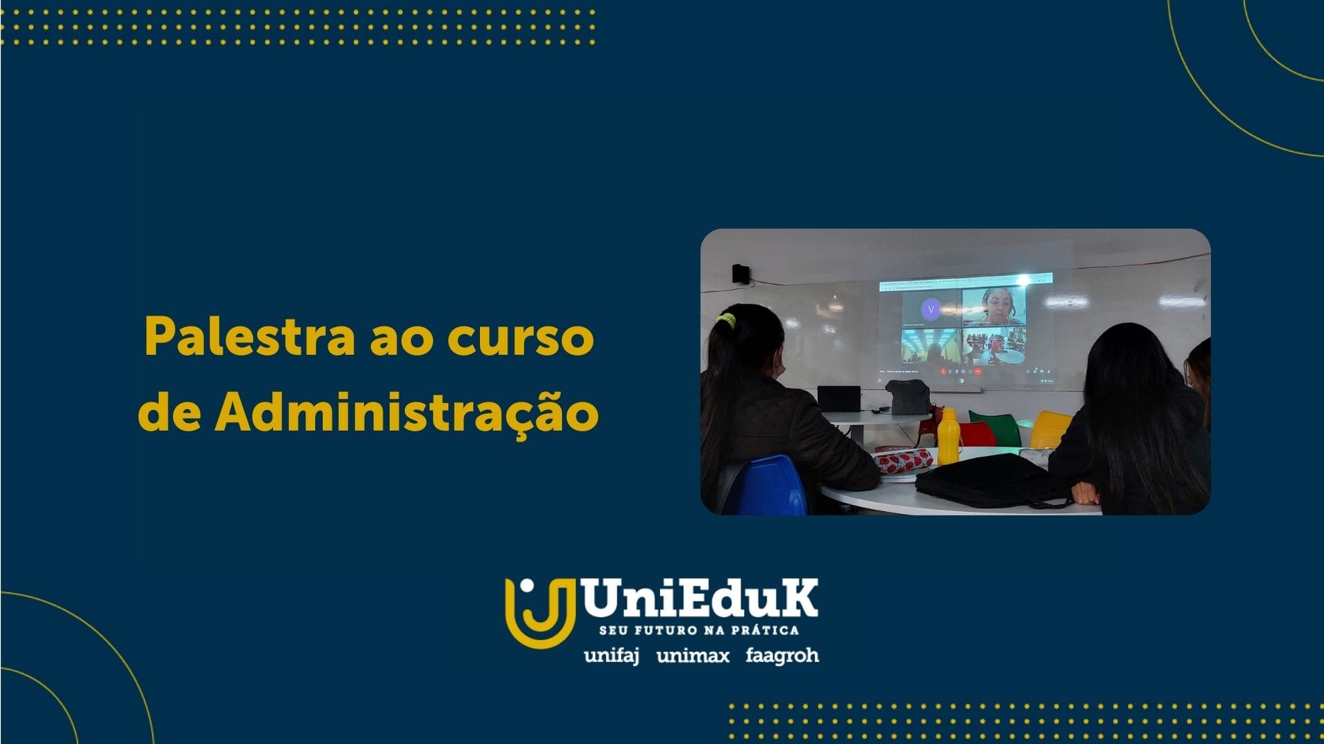 A imagem traz uma arte com fundo azul escuro com uma foto do evento de Marketing Digital ao curso de Administração.