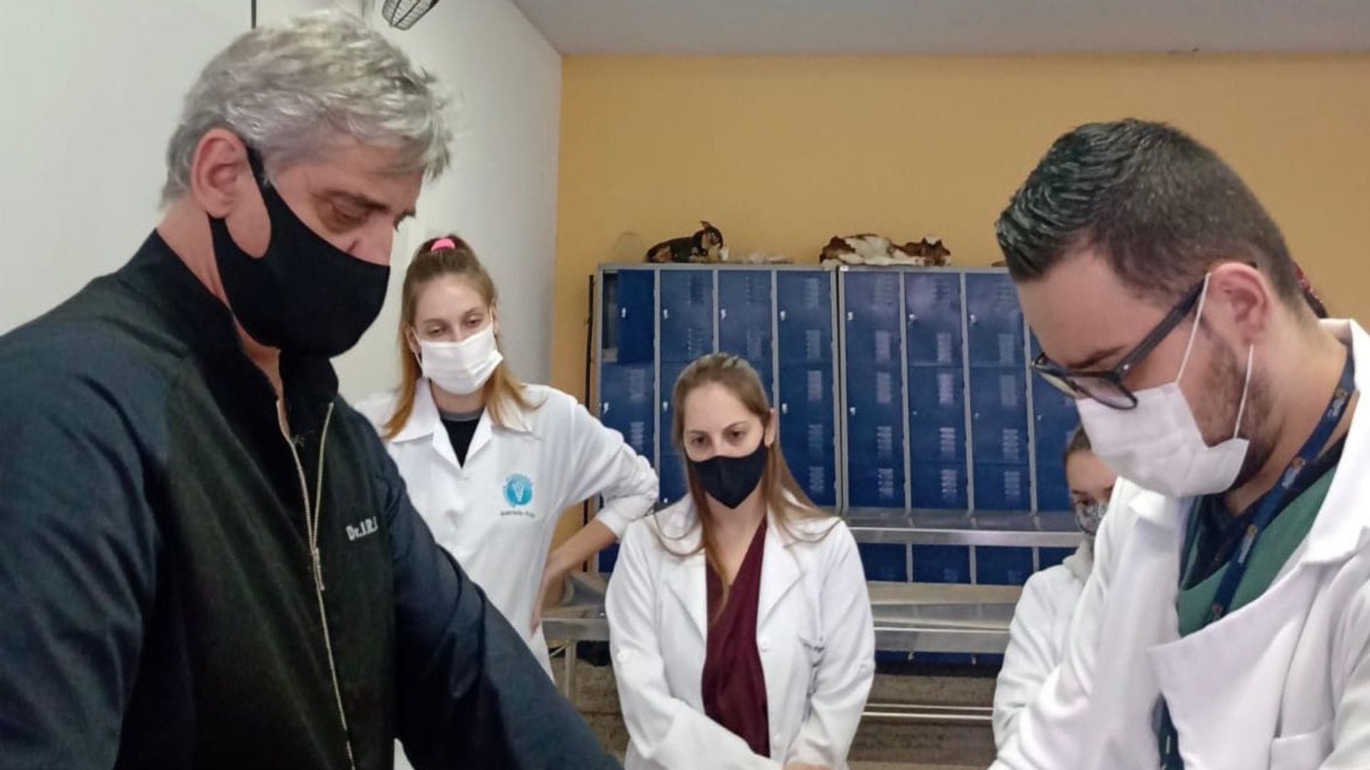 Imagem mostra conselheiro do curso de Medicina Veterinária Dr. José Roberto July, em prática de abordagens cirúrgicas.