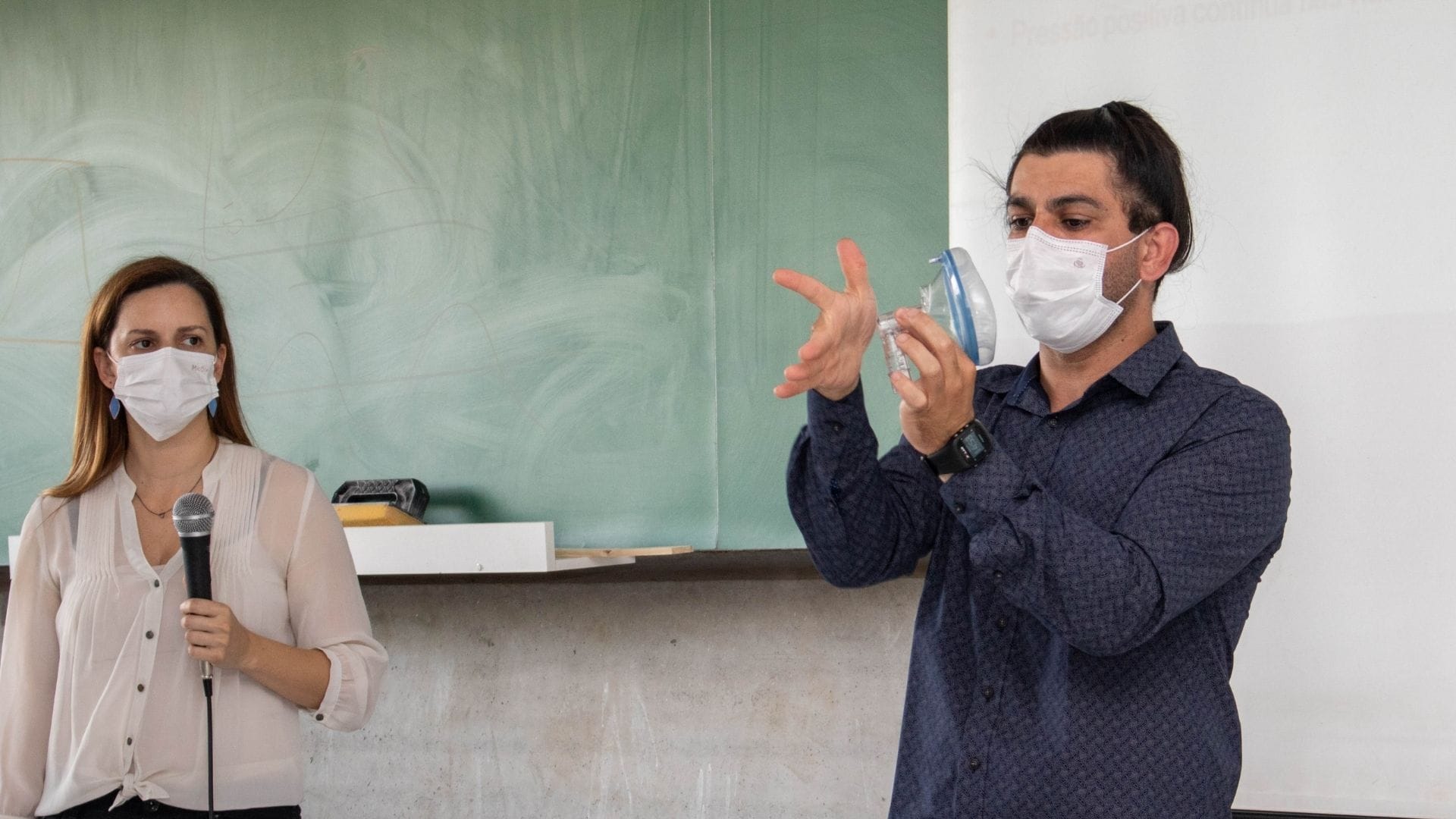 Imagem mostra o professor do curso de Fisioterapia do Grupo UniEduK durante uma explicação da oficina de Ventilação Mecânica.