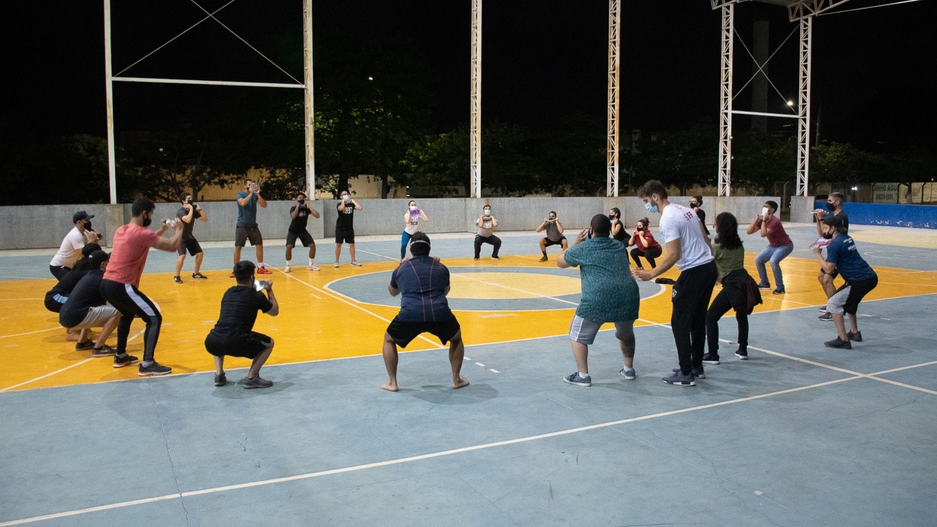 Imagem mostra os alunos de Educação Física do Grupo UniEduK fazendo exercícios durante a aula "estruturação do treino e sua prática”.