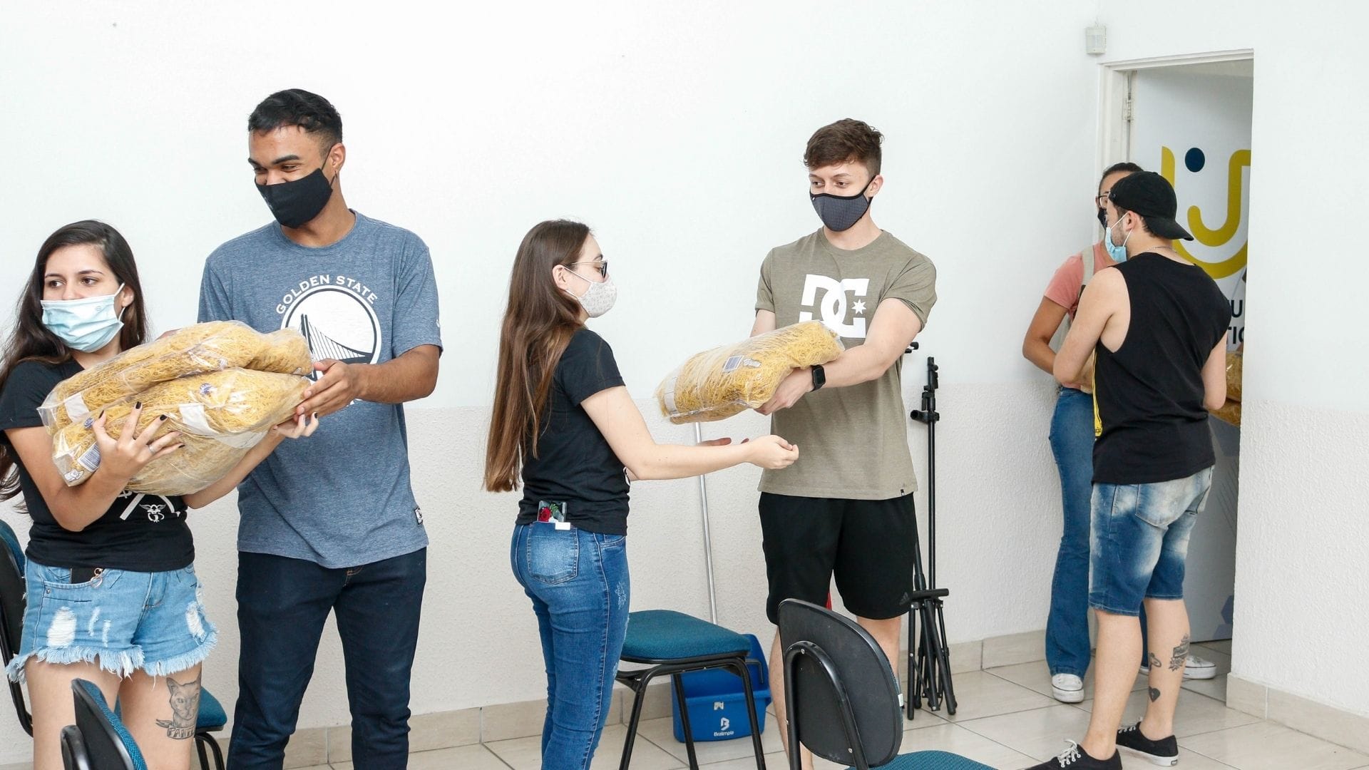 A imagem mostra os alunos de Ciências Contábeis auxiliando na entrega dos donativos no Lar de Velhos Flamínio Maurício.