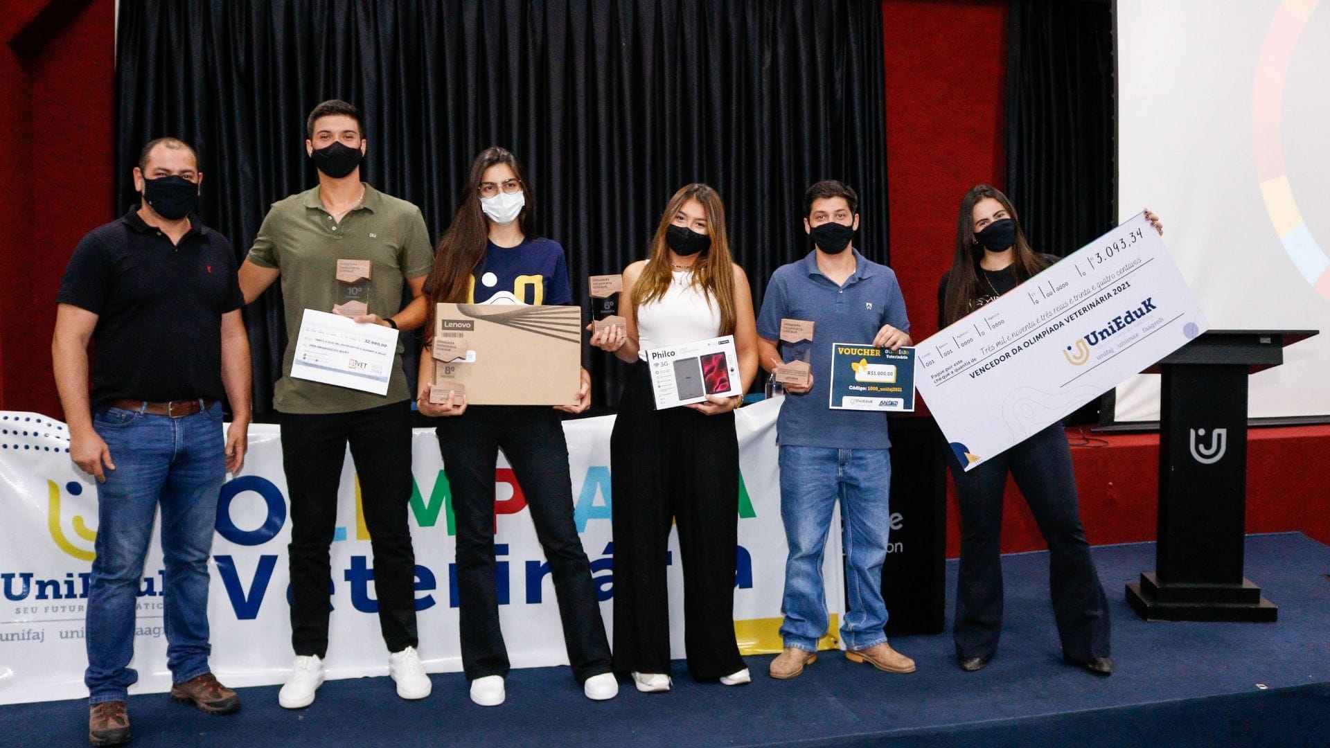 A imagem mostra os vencedores da Olimpíada Veterinária recebendo seus prêmios.