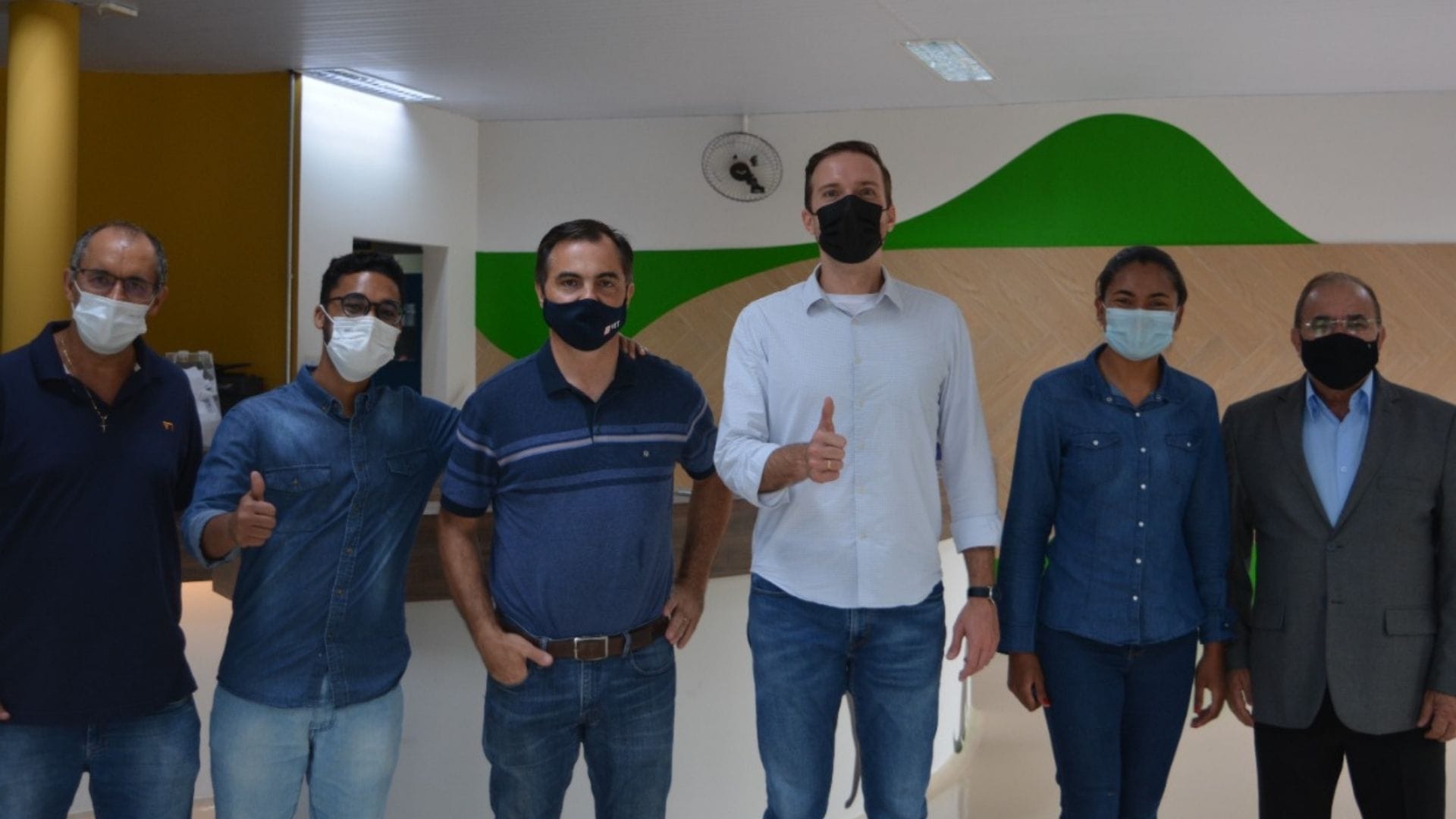 A foto mostra as autoridades que visitaram a UniFAJ junto aos representantes do Grupo UniEduK que os recepcionaram.