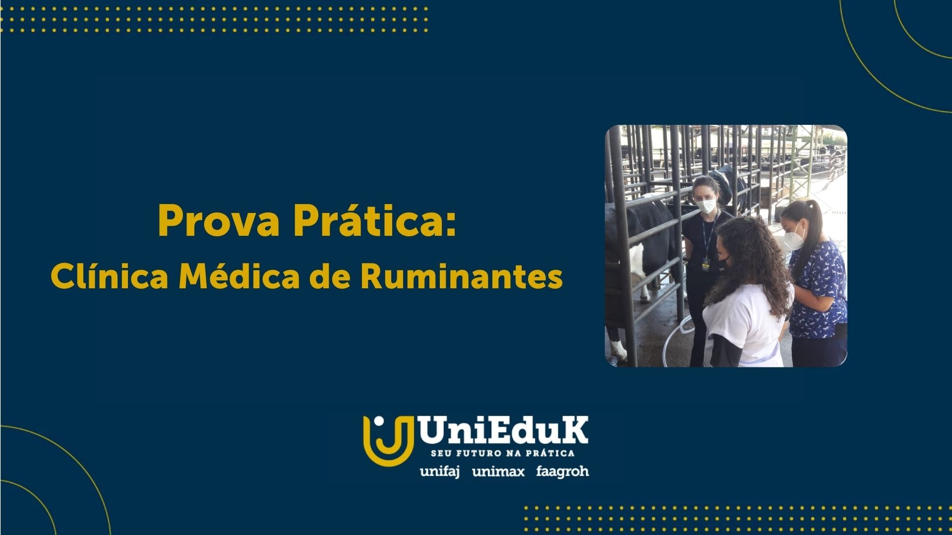A imagem mostra alunas de Medicina Veterinária do Grupo UniEduK realizando a prova prática sobre clínica médica de ruminantes.