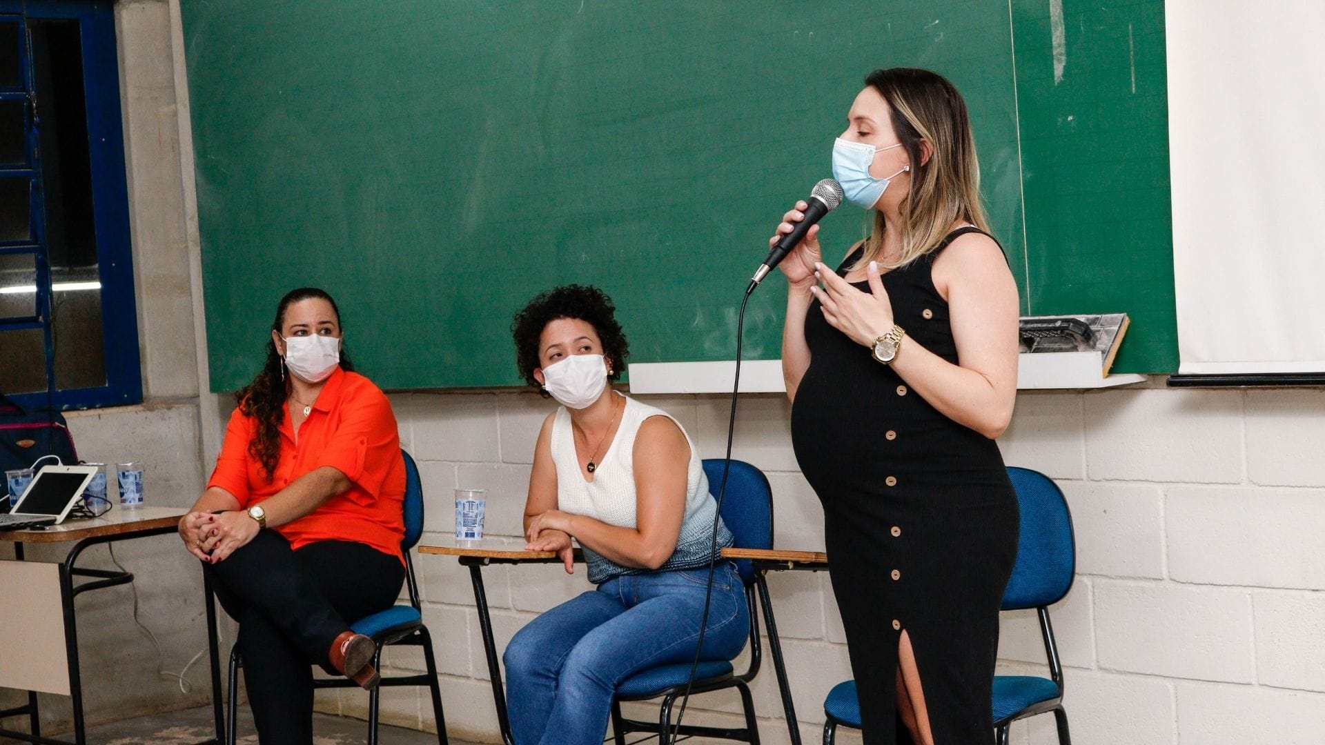 A imagem mostra as três convidadas durante a Roda de Conversa sobre Psicologia Hospitalar.