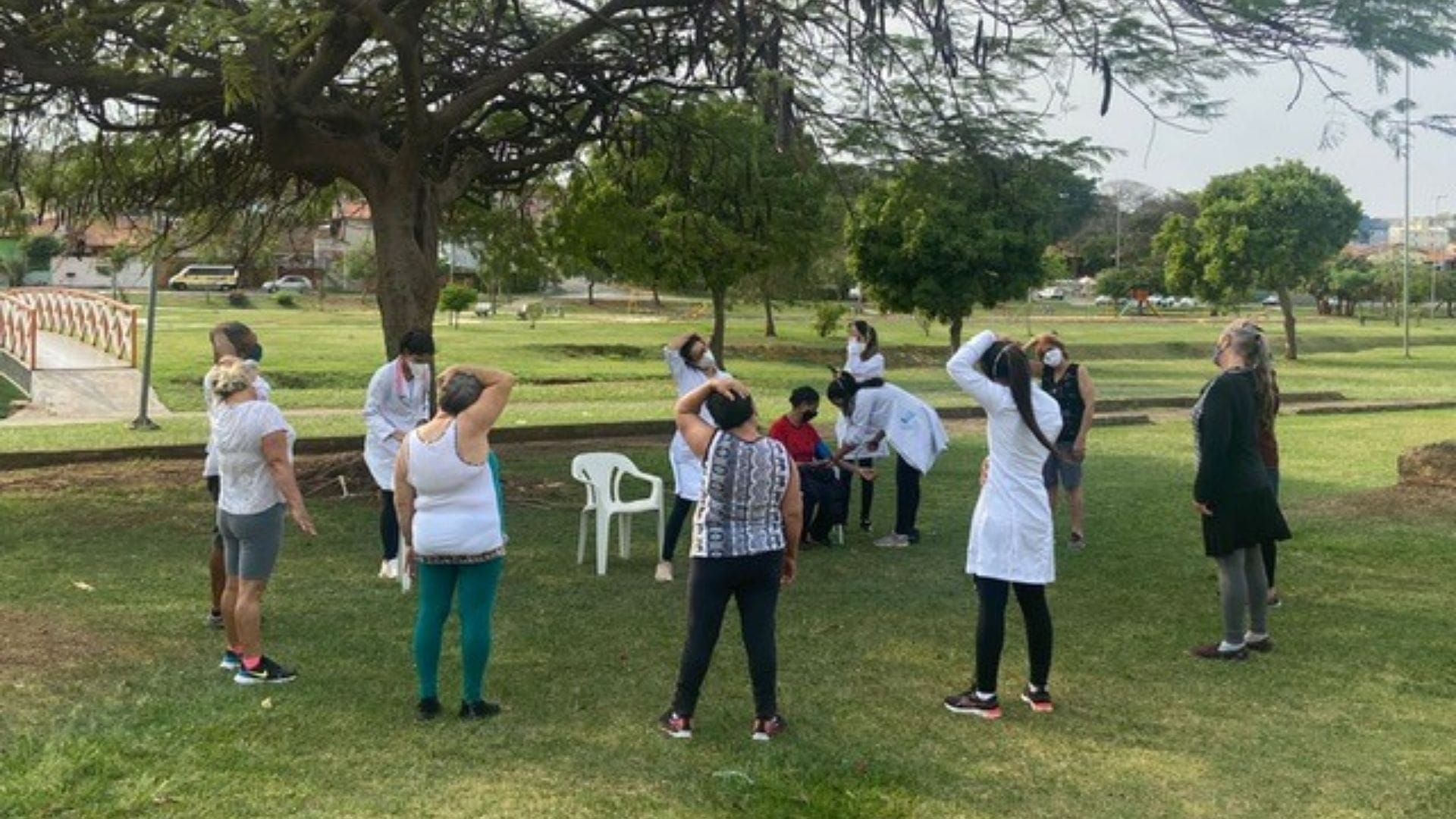 A imagem mostra o grupo de caminhada “Sigam-me os bons” em atividade no Parque Ecológico de Indaiatuba.