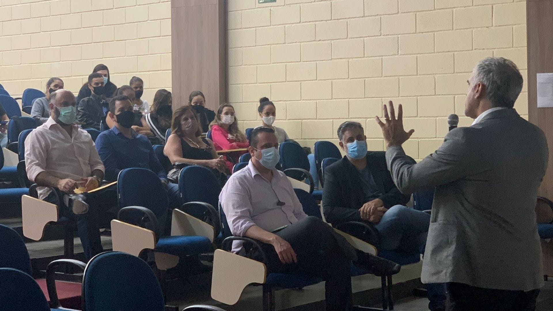 A imagem mostra o palestrante e os participantes do debate de Direito e Ciências Contábeis.