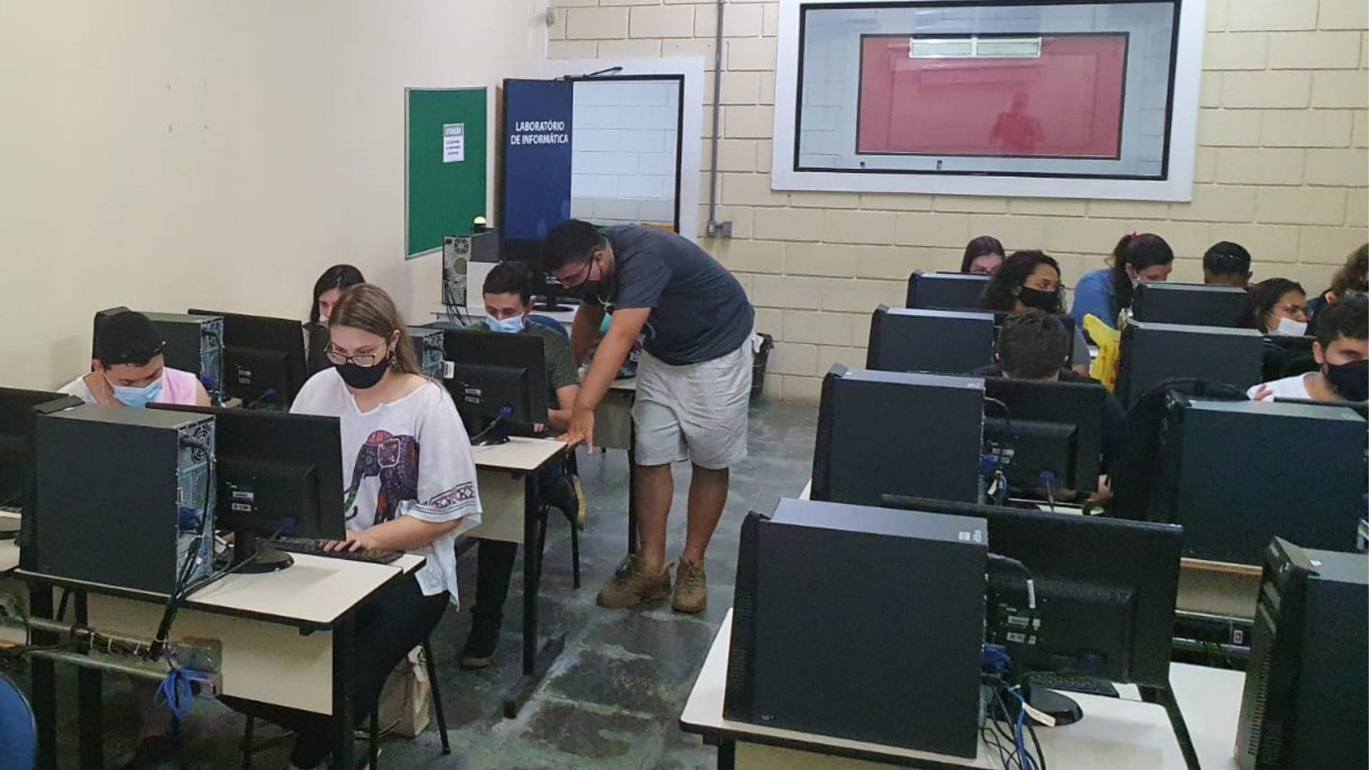 A imagem mostra os alunos de Ciências Contábeis em laboratório de informática enquanto desenvolviam os controles financeiros com o professor.