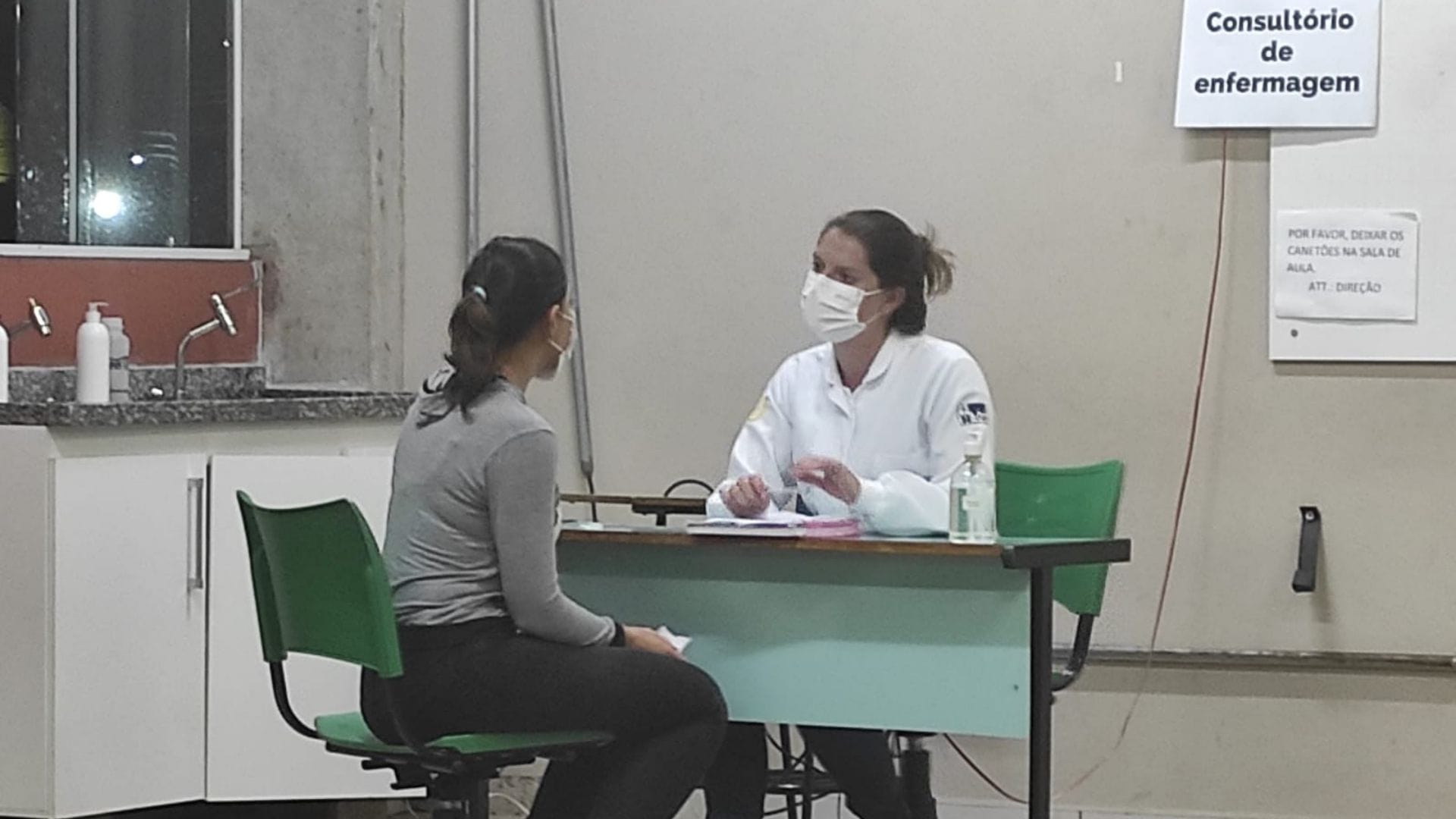 A imagem mostra os alunos de Enfermagem durante a simulação de atendimento de casos clínicos relacionados à saúde mental.