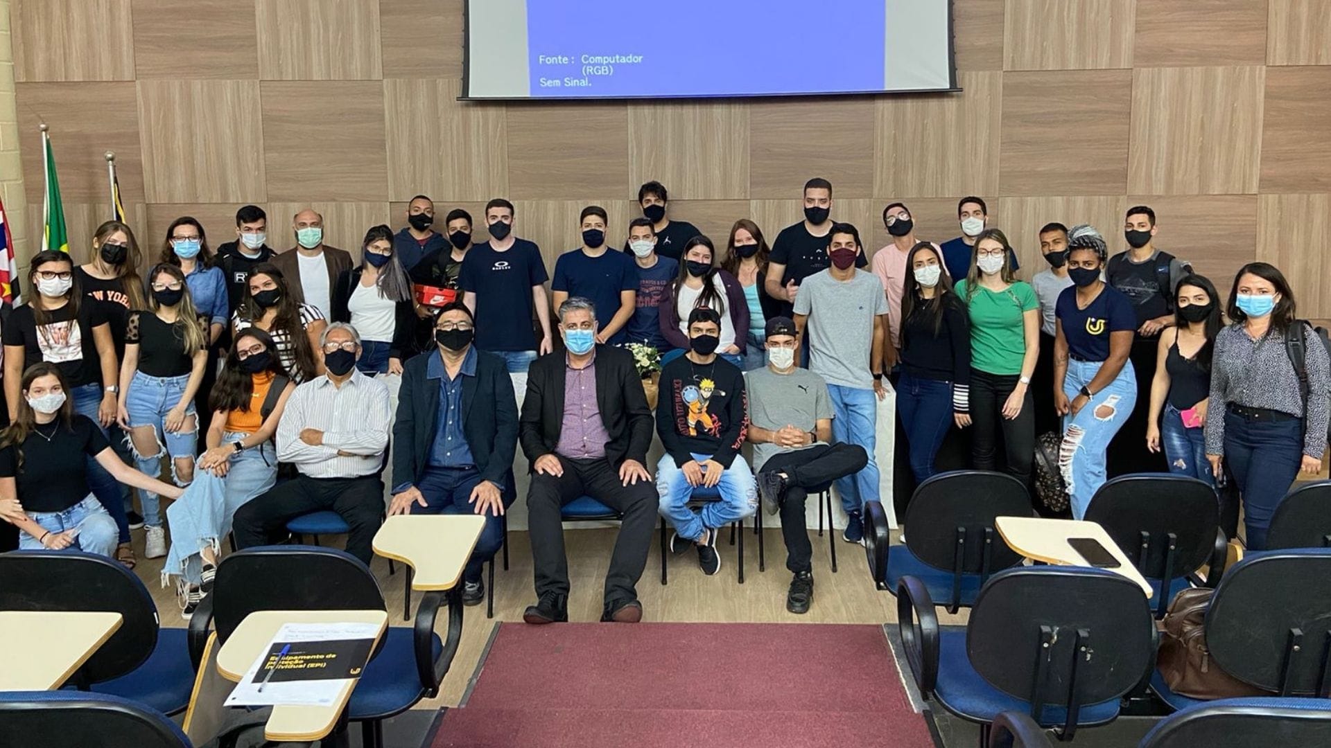 A imagem mostra os alunos do curso de Administração que apresentaram os trabalhos realizados no Projeto Link.