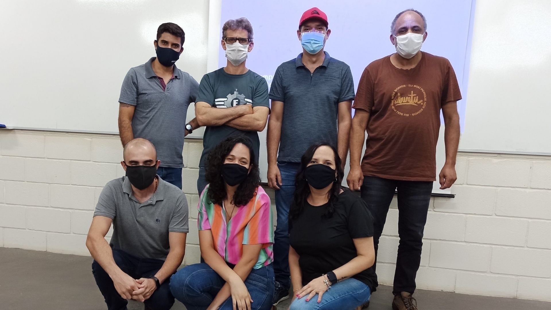 A imagem mostra os alunos do curso de Engenharia EAD reunidos no dia da apresentação de trabalhos de Gestão de Projetos.