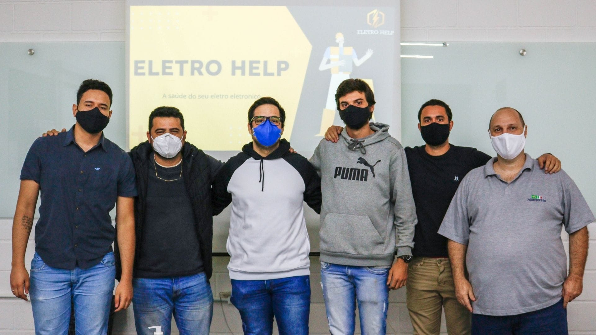A imagem mostra os alunos e professor do Grupo UniEduK responsáveis pelo projeto Eletro Help em apresentação no QQSU 2021.