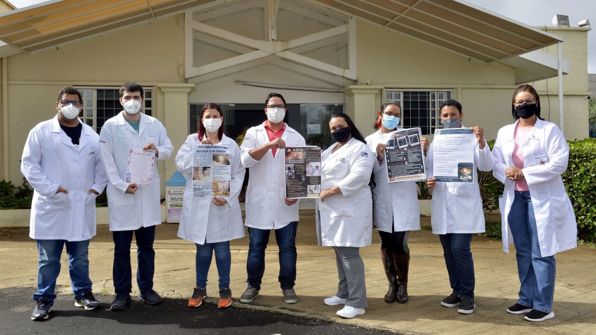 A imagem mostra os alunos em frente à Interclínicas com os folhetos de conscientização.