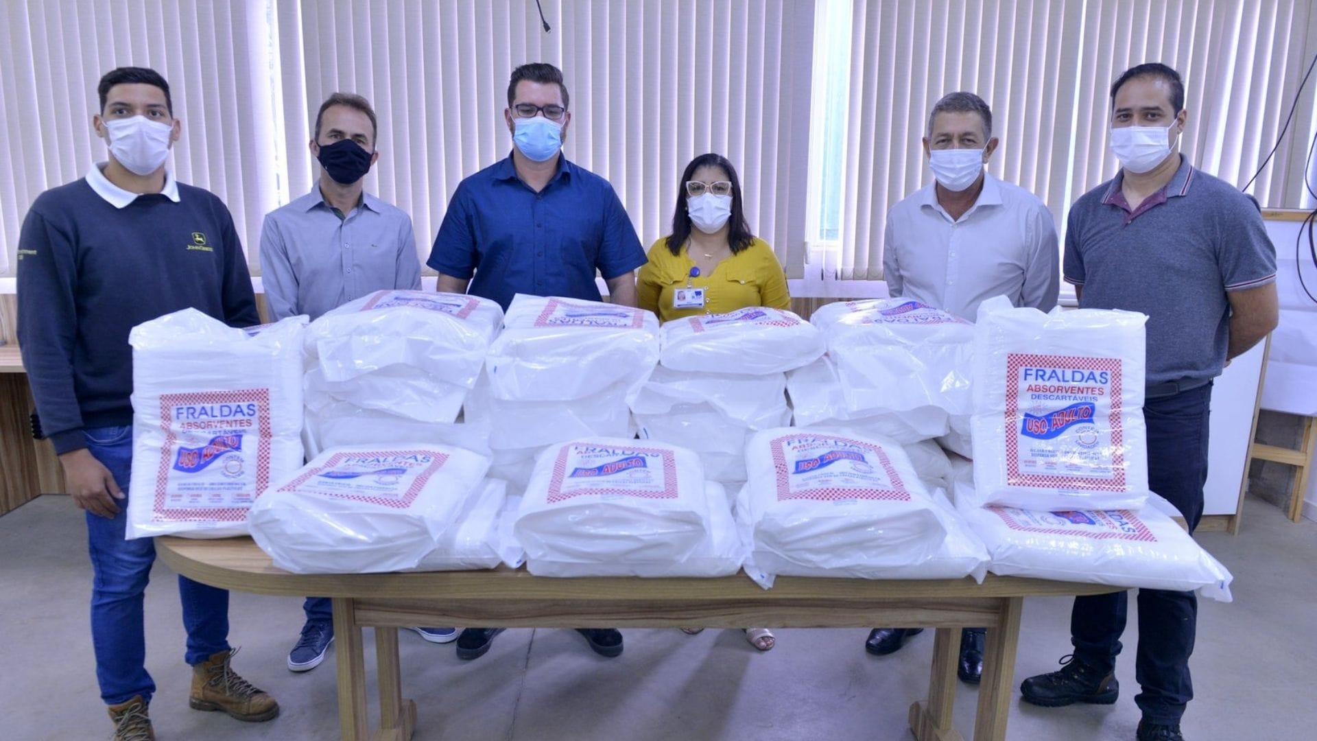 A imagem mostra os representantes do Grupo UniEduK, John Deere e HAOC durante a entrega das fraldas geriátricas ao Hospital.