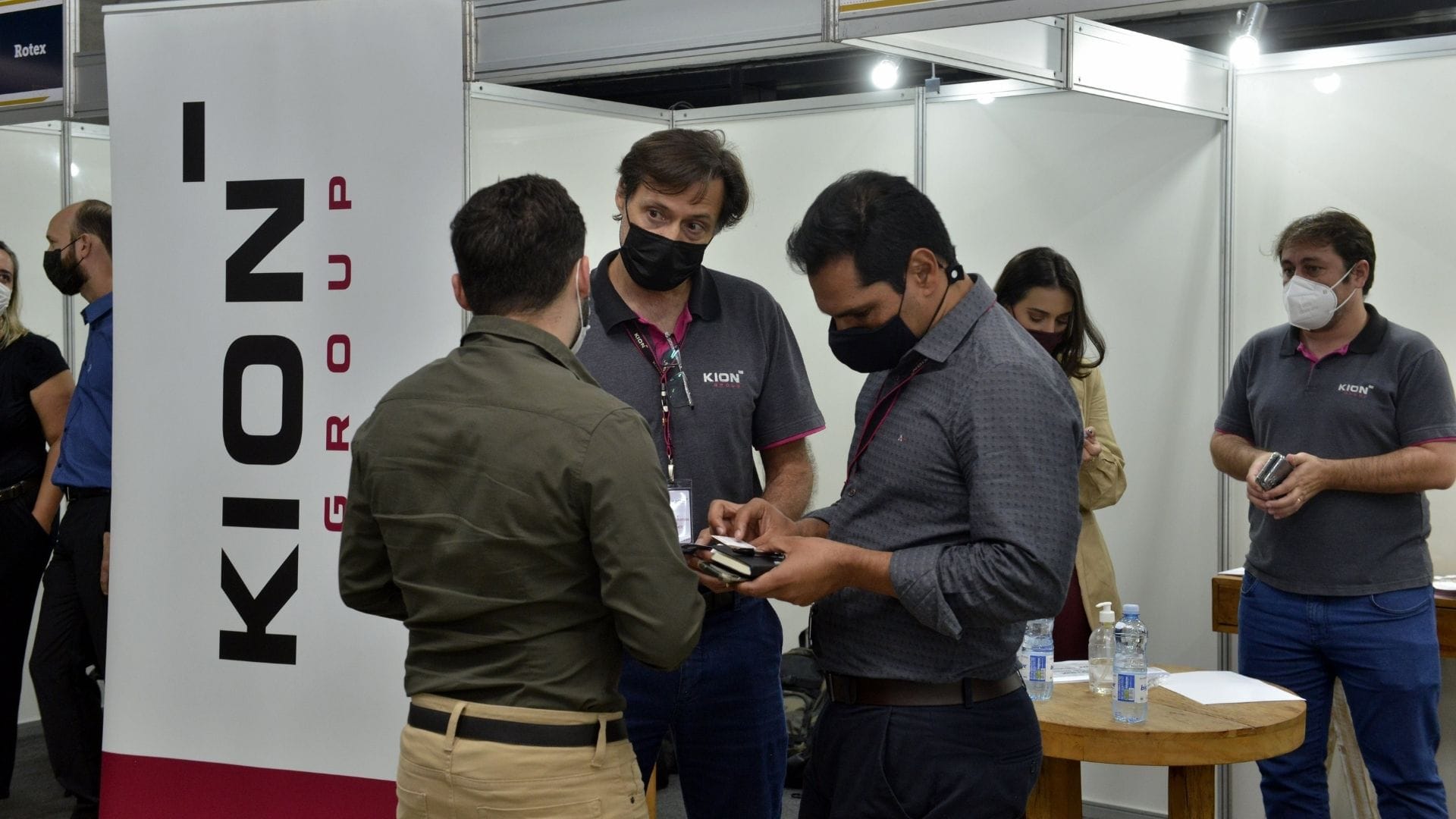A imagem mostra representantes da empresa KION durante a Rodada de Negócios.