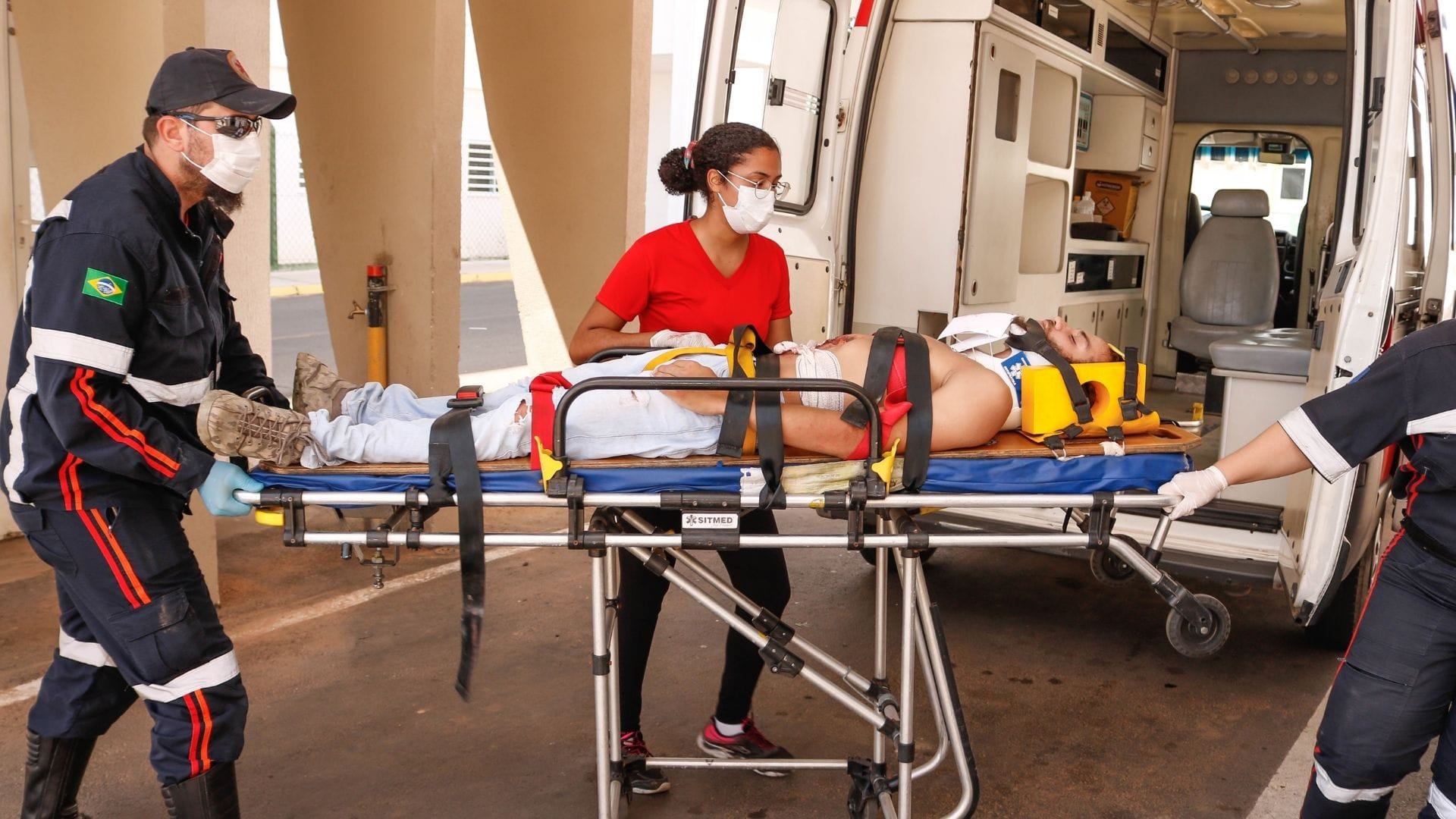 A imagem mostra uma aluna fazendo o acompanhamento da vítima simulada na ambulância durante a Simulação de Múltiplas Vítimas.