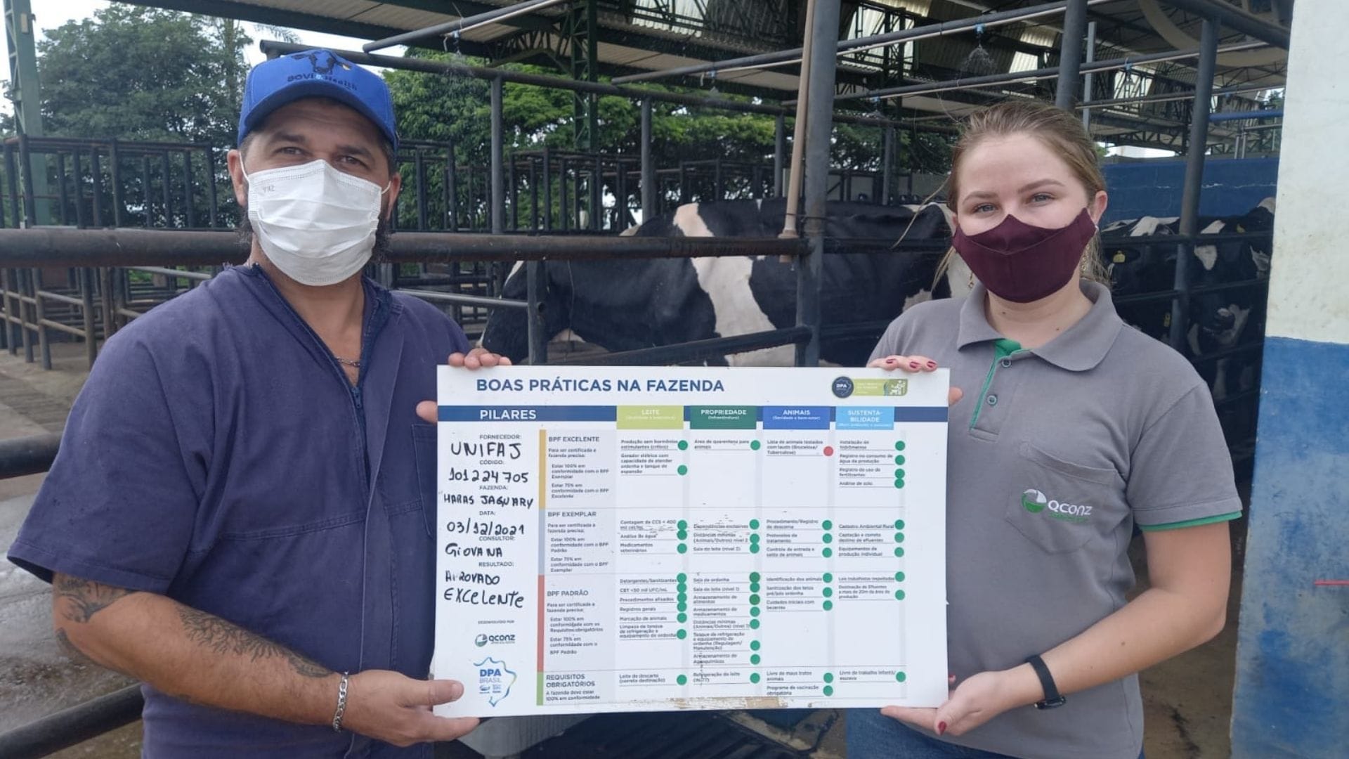 Imagem mostra Vamilan Clarence recebendo, em nome do CPAA, o certificado do programa Boas Práticas na Fazenda com título de “excelente”.