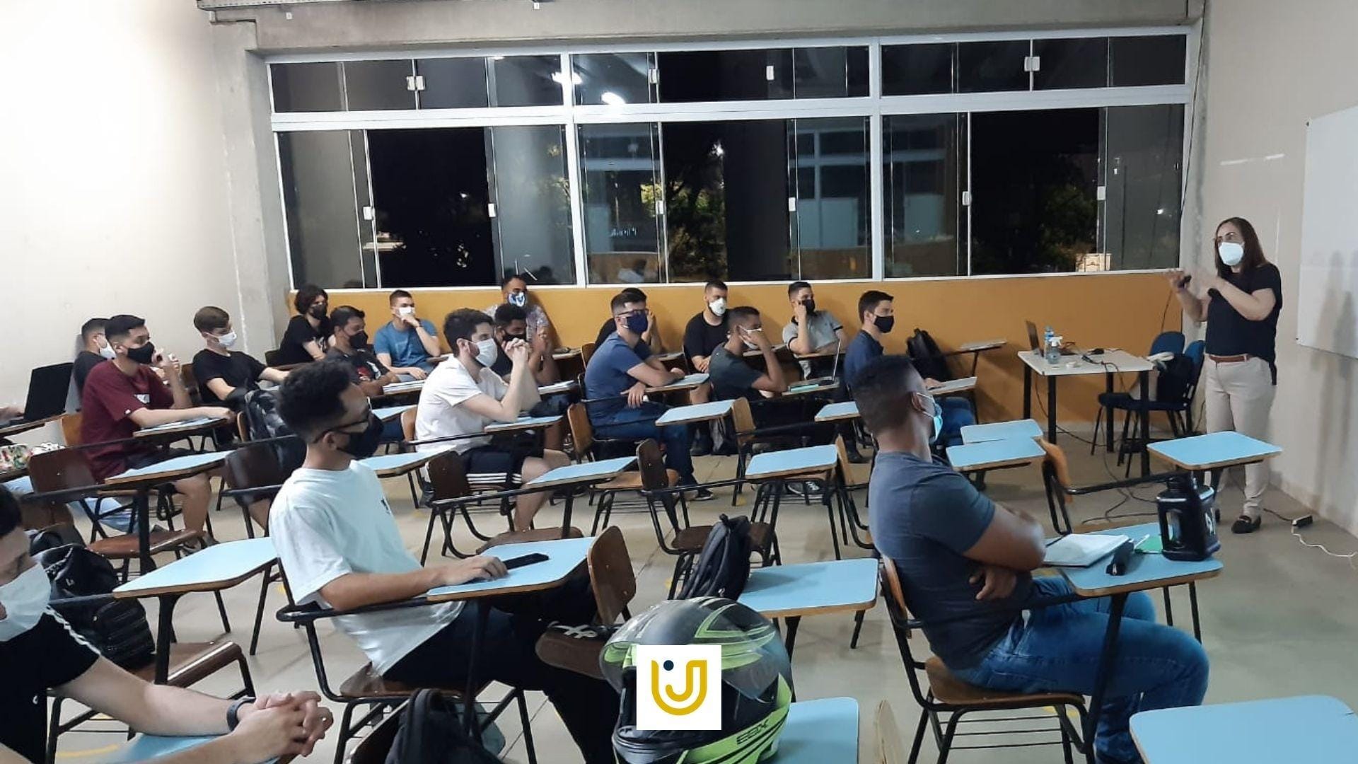 A imagem mostra estudantes de Engenharias durante a palestra sobre Relatório Acadêmico Científico.