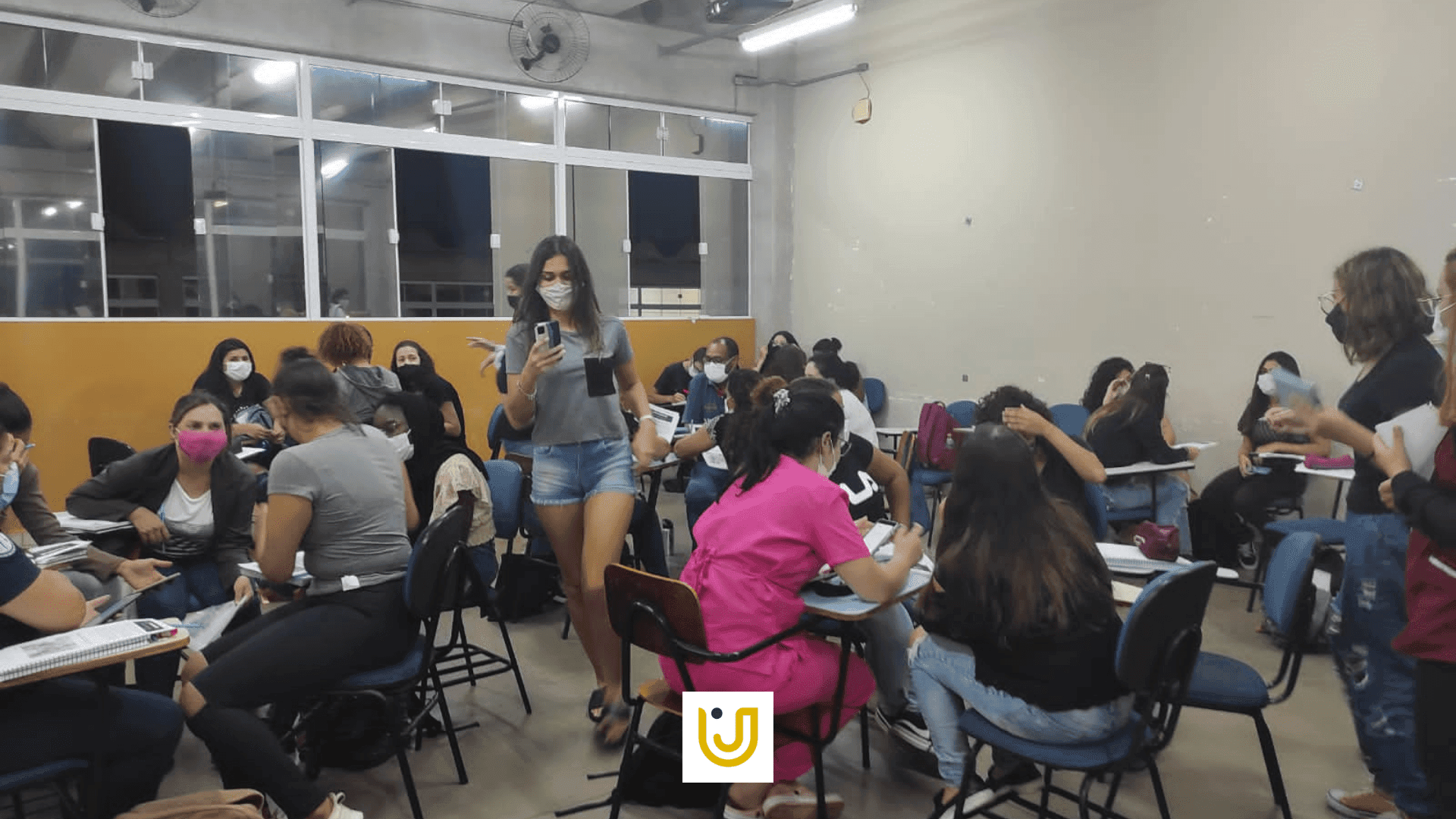 A imagem mostra os alunos durante a aula de princípios assépticos.