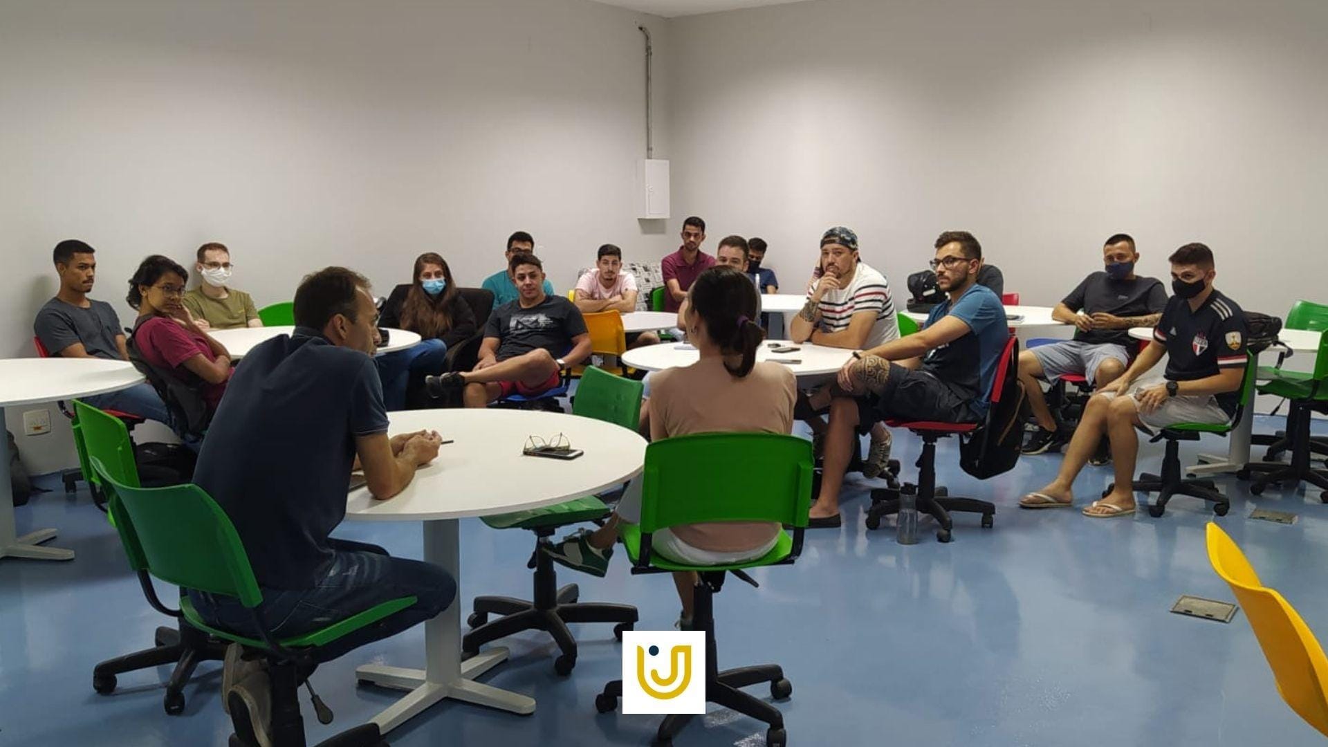 A imagem mostra os alunos durante o bate-papo com a direção