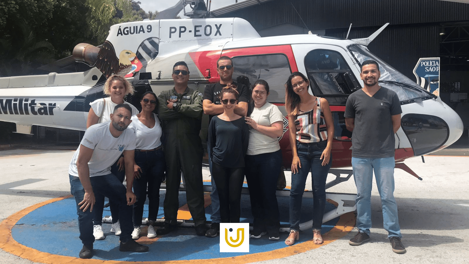 A imagem mostra os alunos da pós durante a visita à Base de Aviação da Polícia Militar de Campinas (Águia).
