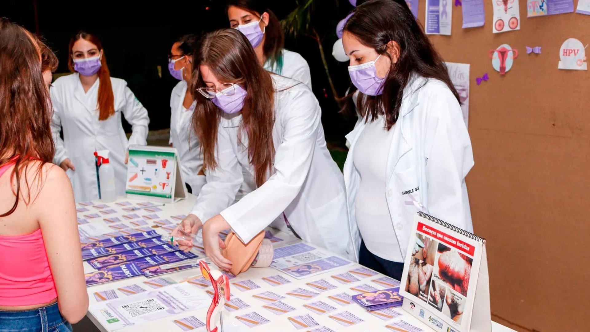 A imagem mostra os alunos em diversas atividades do Março Lilás.