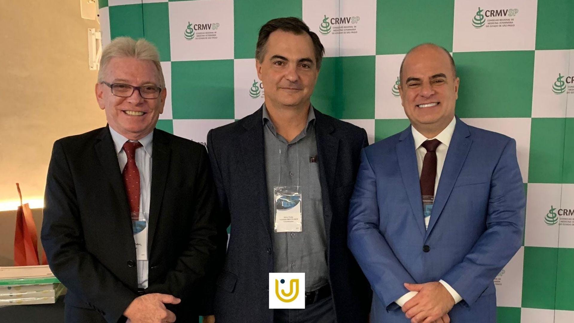 A imagem mostra o gestor acadêmico durante a reunião do Conselho Regional de Medicina Veterinária do Estado de São Paulo.