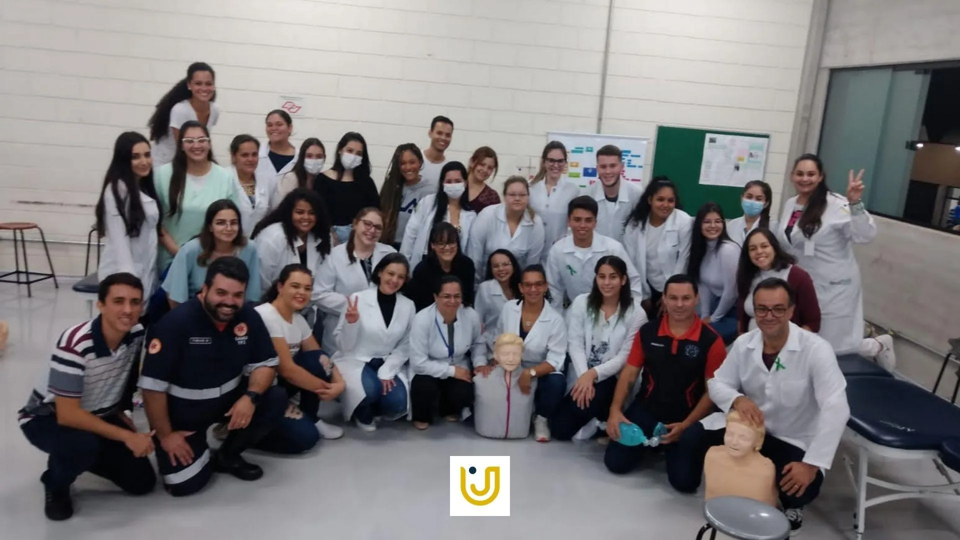Arte nos moldes do Grupo UniEduK mostra alunos e docentes do curso de Enfermagem durante evento “Semana de Enfermagem”.