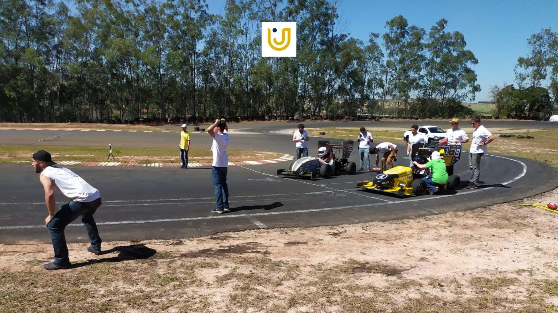 A imagem mostra carros da Fórmula SAE prontos para a largada.