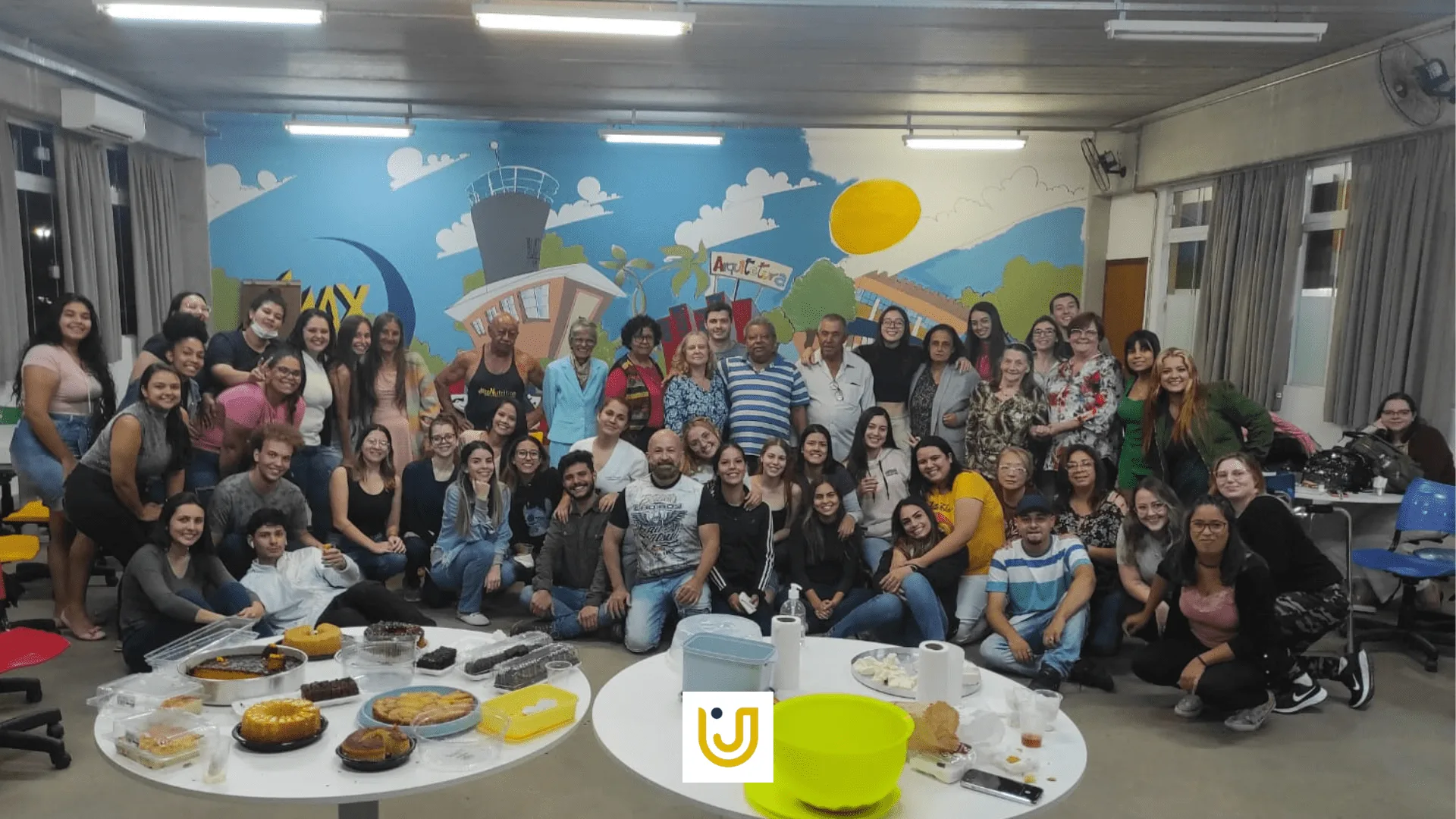 A imagem mostra os alunos e idosos participantes do evento Café com Idosos na UniMAX