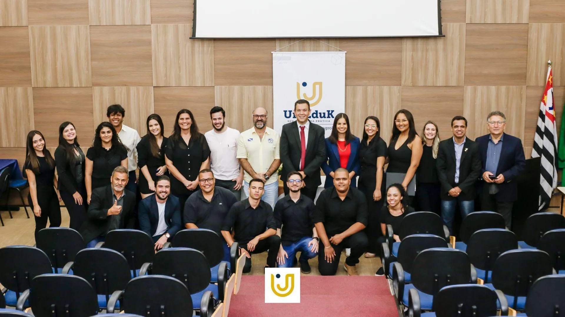A imagem mostra pessoas sentadas nos auditórios do Grupo UniEduK durante a realização do EmpreendCont, de Ciências Contábeis.