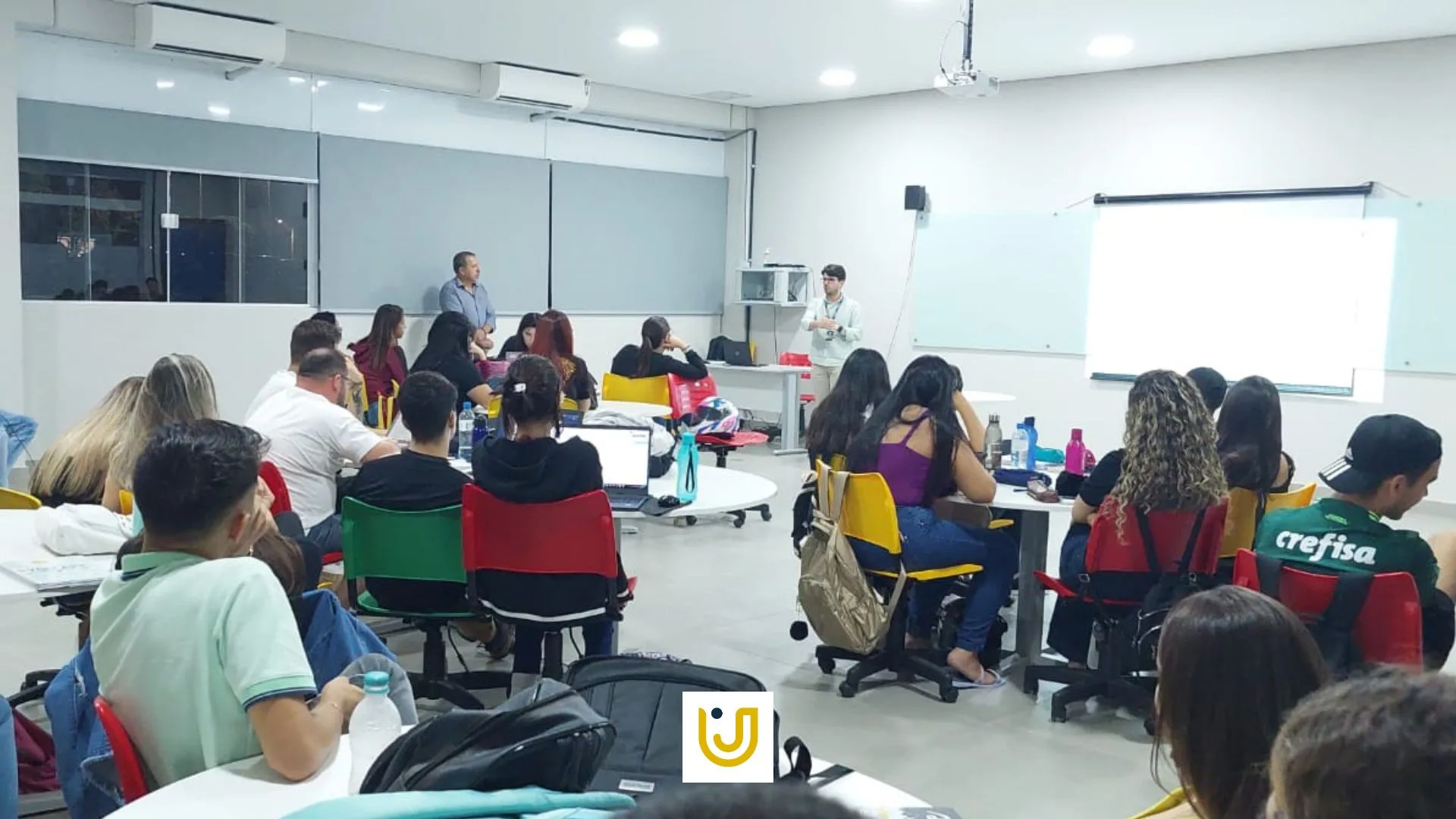 A imagem mostra momentos da palestra sobre LinkedIn